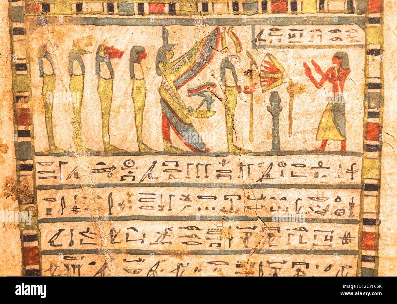 TORINO, ITALIA - CIRCA MAGGIO 2021: Archeologia egiziana. Antico geroglifico, ca. 580 a.C. con Iside e i quattro figli di Horus Foto Stock