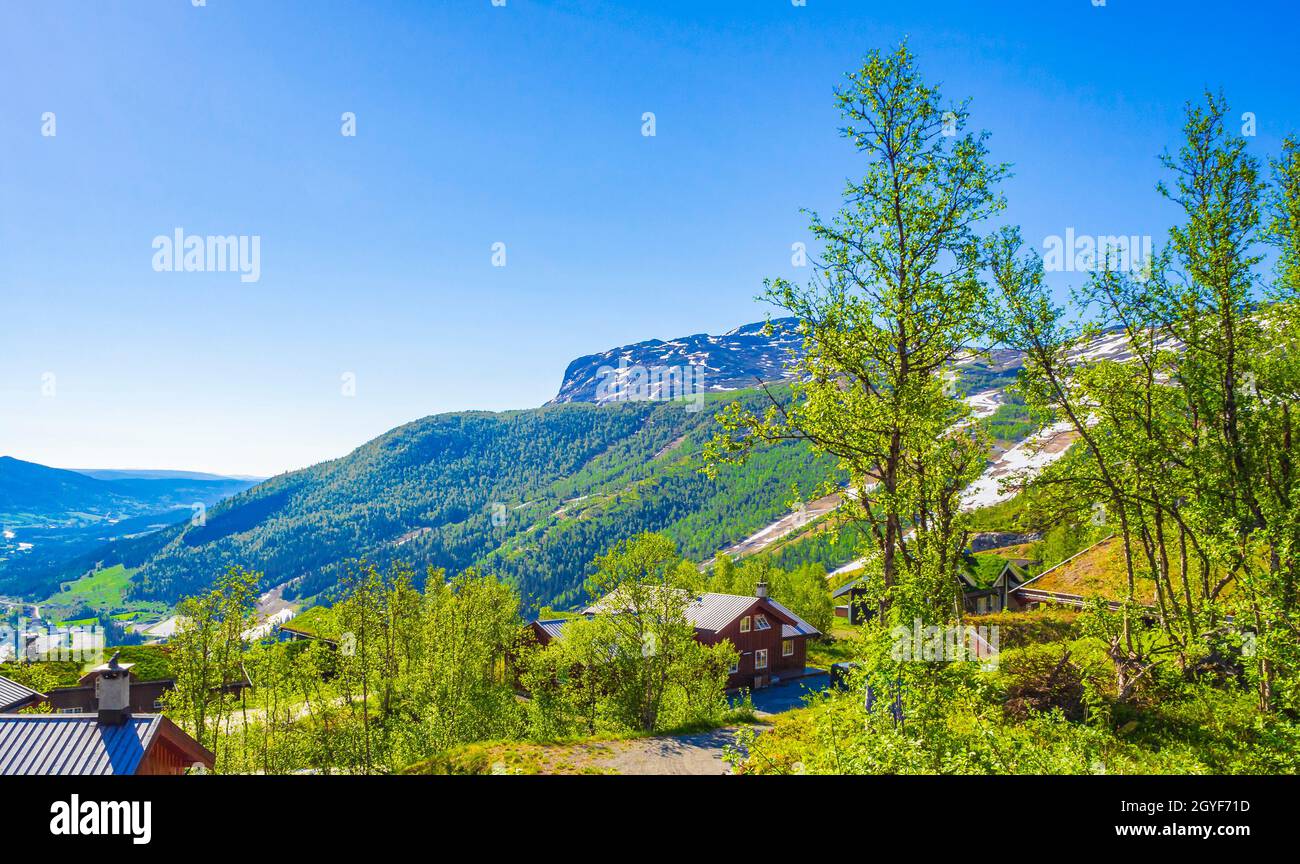 Bellissimo panorama di Norvegia Hemsedal Skicenter con montagne capanne e cielo nuvoloso. Foto Stock