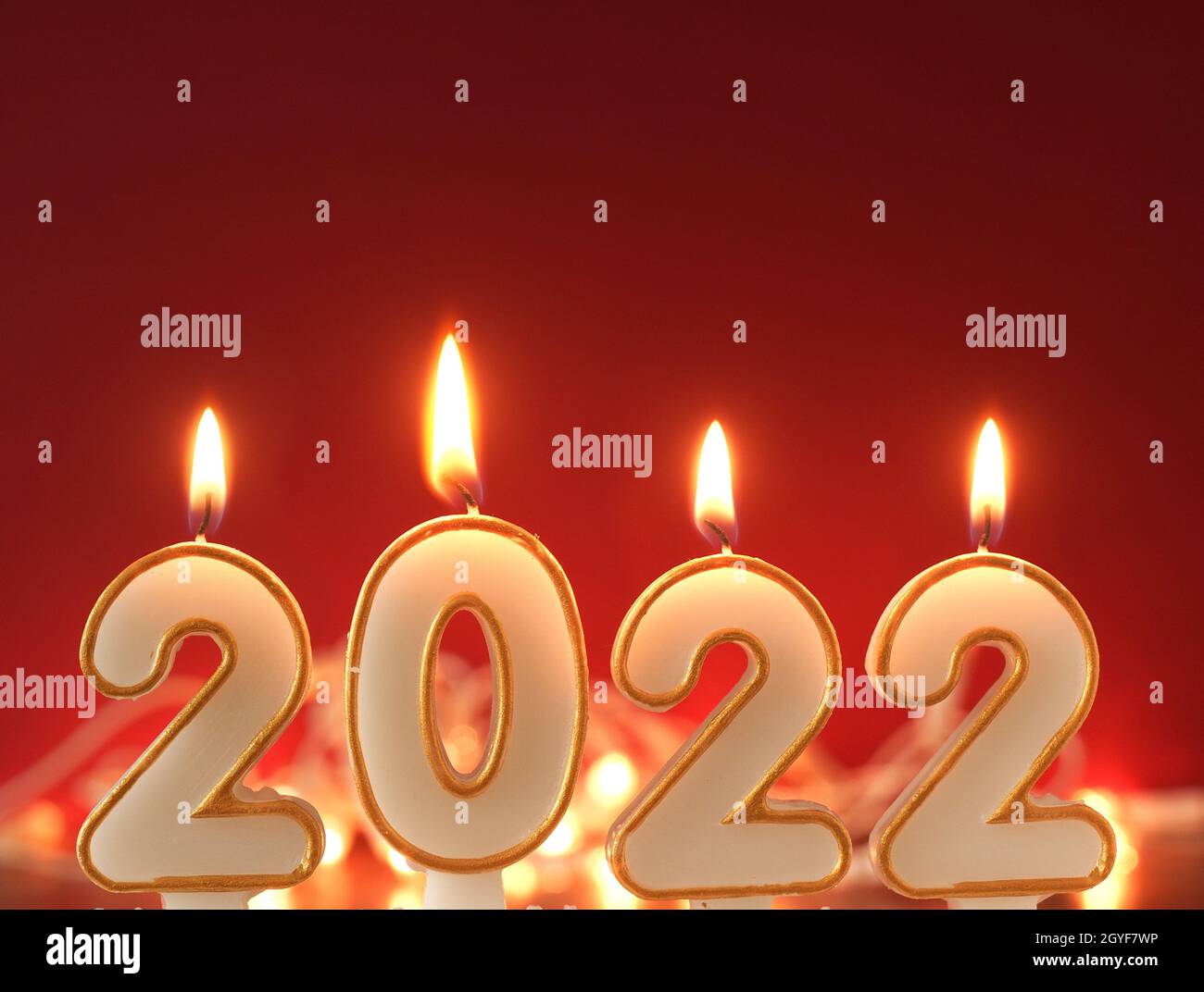 Accensione numero candele con l'anno 2022, nuovo anno concetto o turno dell'anno. Foto Stock