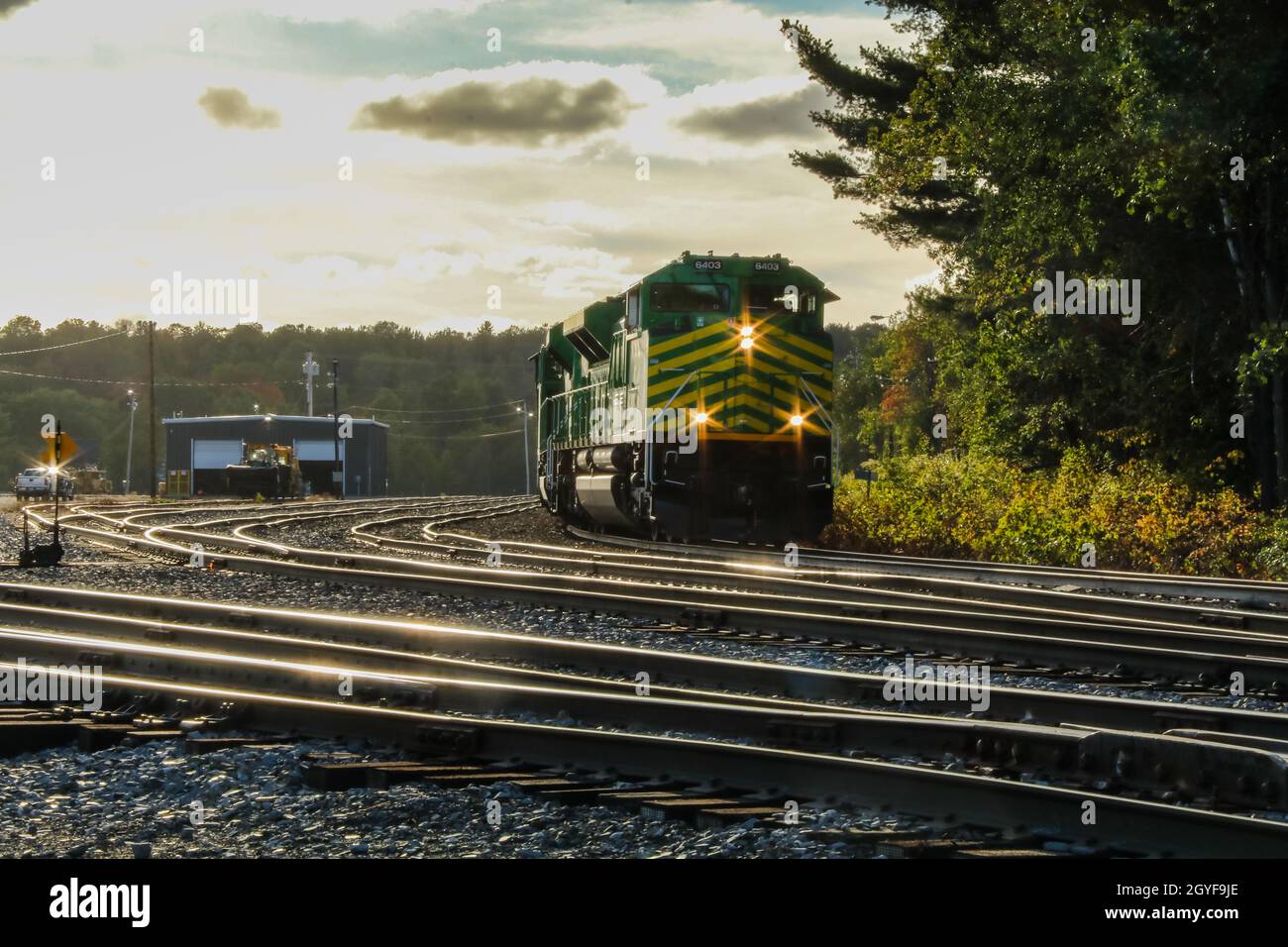 La Ferrovia del Maine Orientale parte dal deposito in una serata di inizio autunno Foto Stock