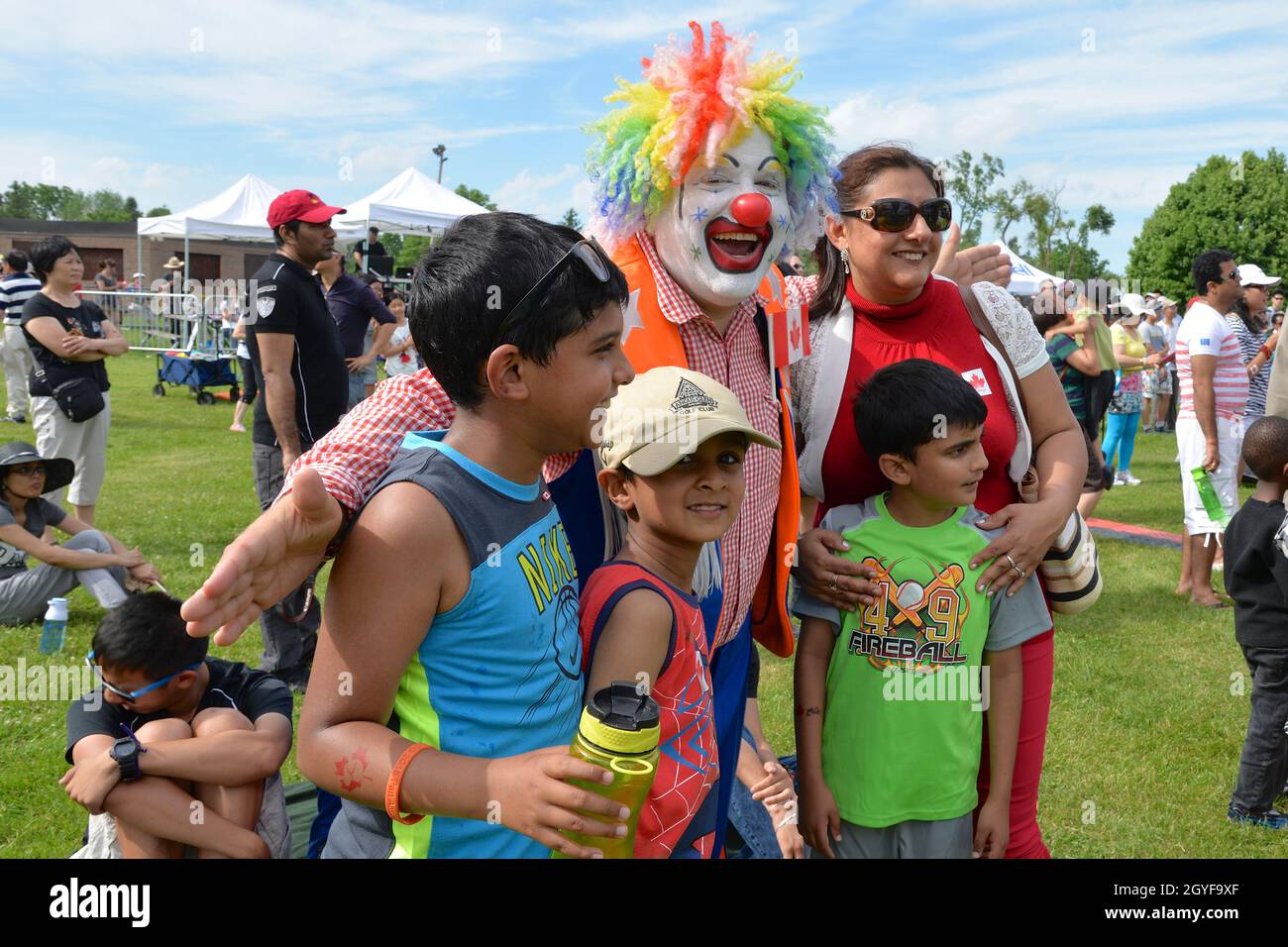 Unionville, Ontario / Canada - 01 luglio 2014: I clown accolgono il gruppo multietnico nella sfilata del Canada Day Foto Stock