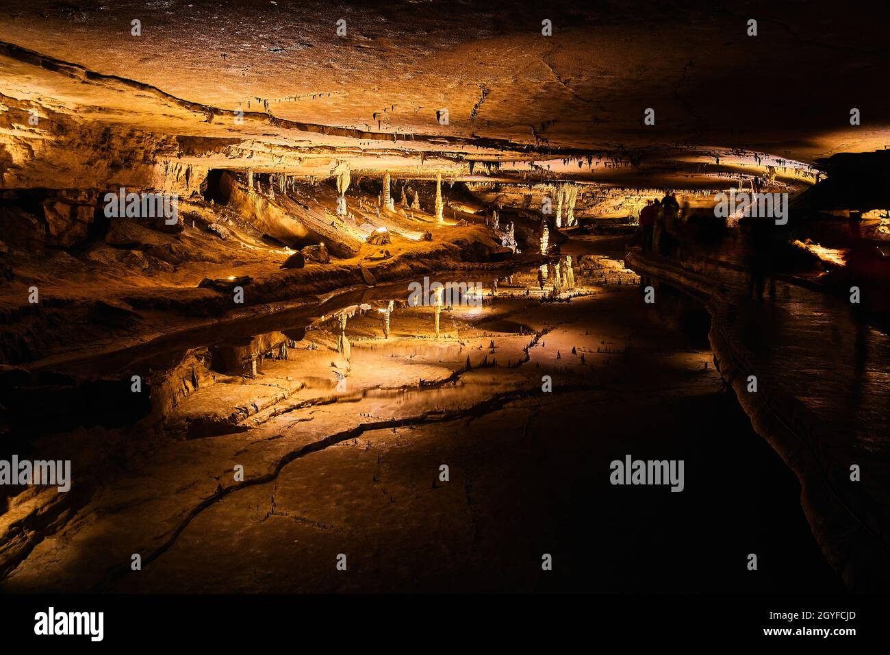 Formazioni cave di stalagmiti e stalattiti che si riflettono in acqua perfettamente limpida, come uno specchio Foto Stock