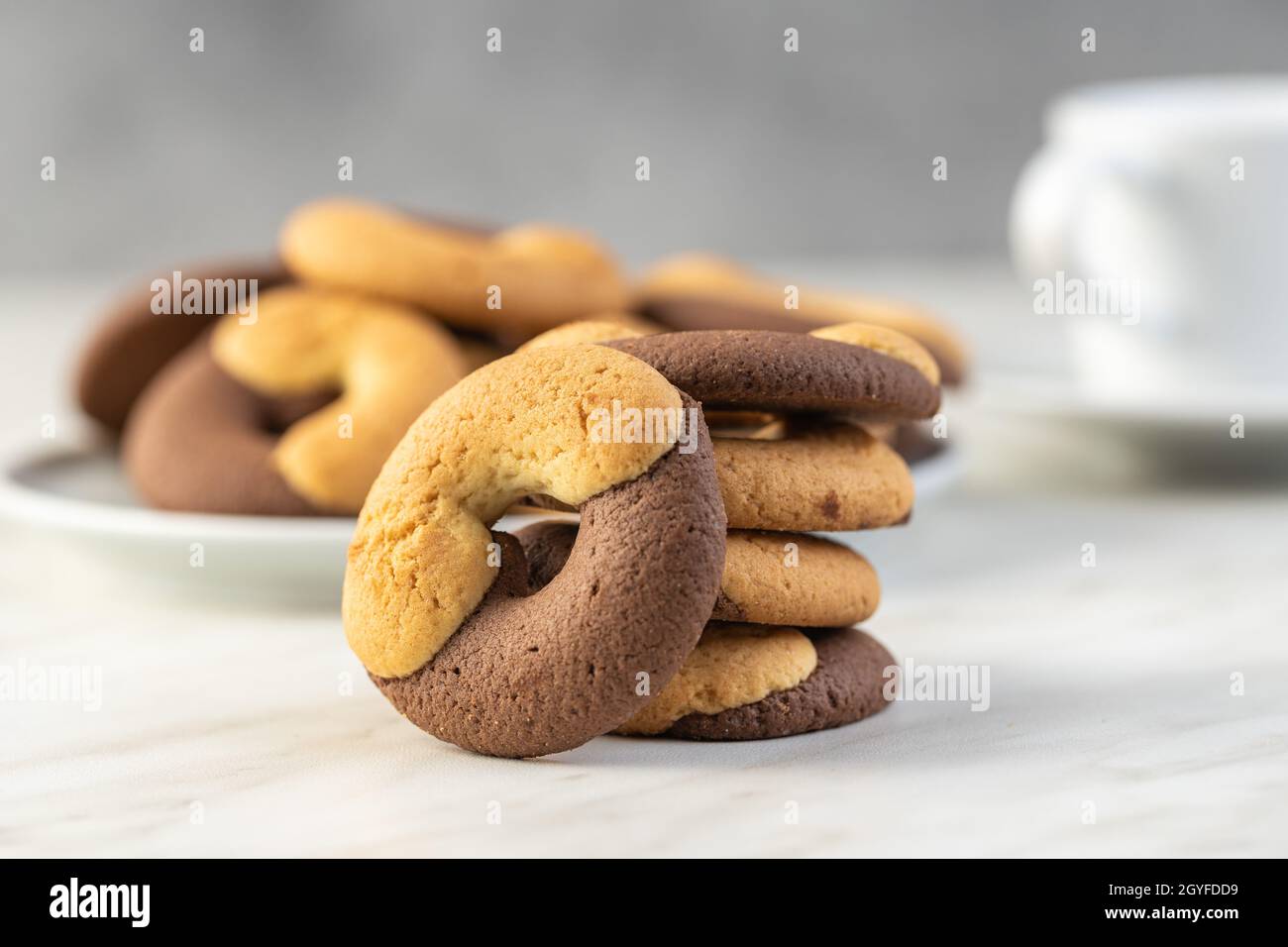Biscotti dolci rotondi. Biscotti con doppio sapore sul tavolo da cucina. Foto Stock