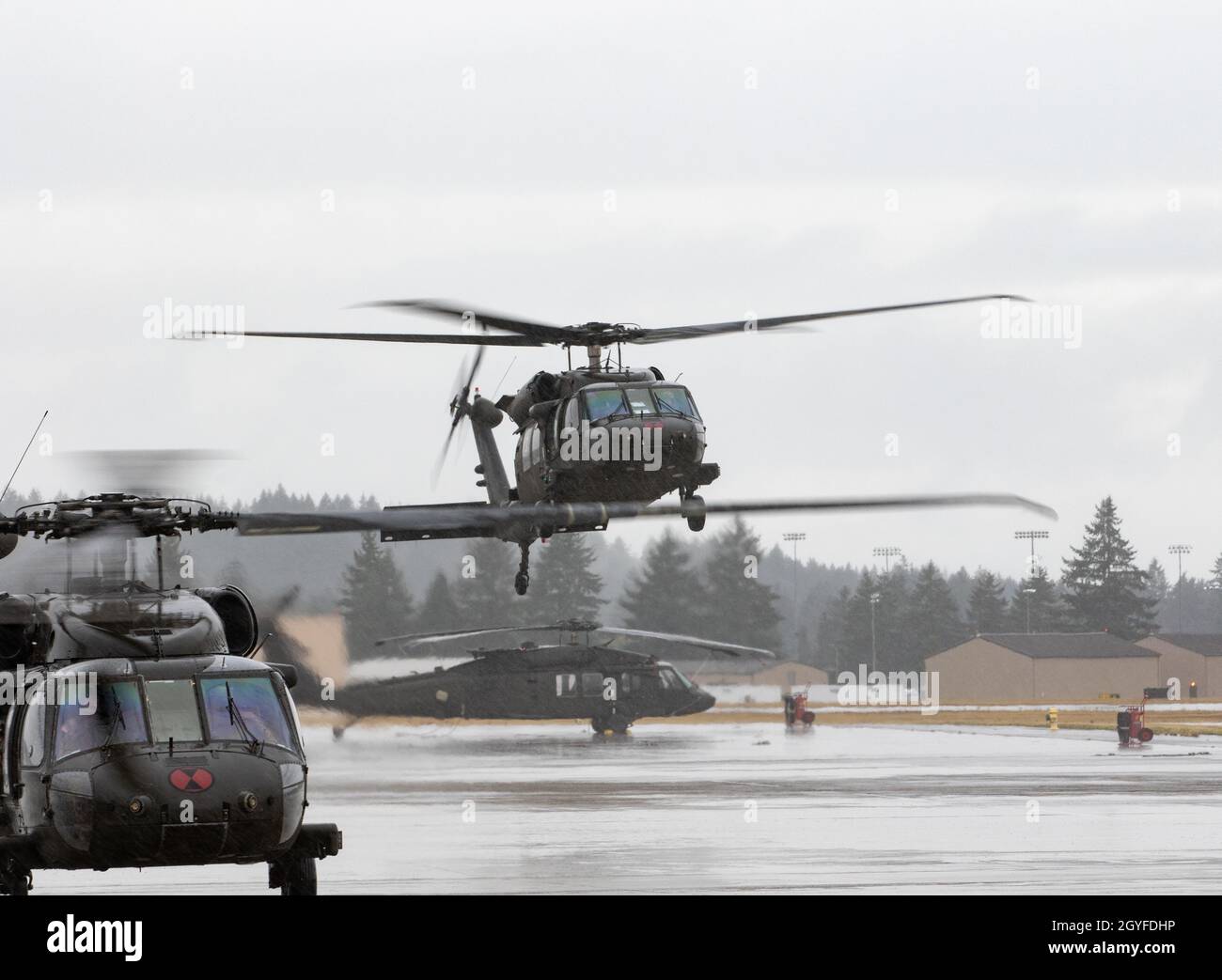 UH-60 elicotteri Black Hawk assegnati a 2-158 Assault Helicopter Battaglione 'Warhawks', sedicesimo combattimento Aviazione Brigata, taxi alla base congiunta Lewis-McChord, Washington, il 5 ottobre 2021. Il battaglione trasportava soldati della Stryker Brigade Combat Team del 1-2 in un esercizio combinato di addestramento sulle armi volto ad aumentare la preparazione al combattimento per le operazioni di emergenza. (STATI UNITI Foto dell'esercito di Capt. Kyle Abraham, sedicesimo brigata dell'aviazione di combattimento) Foto Stock