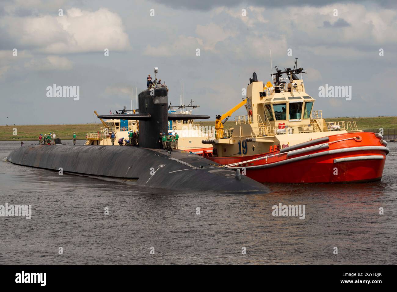 KINGS BAY, GA. (Ott 1, 2021) il sottomarino balistico-missile USS Alaska di classe Ohio (SSBN 732) l'equipaggio d'oro ritorna al suo homeport alla base navale di Kings Bay, Georgia, seguendo una pattuglia deterrente strategica. La nave è uno dei sei sottomarini balistici-missili di stanza alla base ed è in grado di trasportare fino a 20 missili balistici lanciati dal sottomarino con testate multiple. Foto della Marina degli Stati Uniti da Mass Communication Specialist 1a Classe Ashley Berumen (pubblicato). Foto Stock KINGS BAY, GA. (Ott 1, 2021) il sottomarino balistico-missile USS Alaska di classe Ohio (SSBN 732) l'equipaggio d'oro ritorna al suo homeport alla base navale di Kings Bay, Georgia, seguendo una pattuglia deterrente strategica. La nave è uno dei sei sottomarini balistici-missili di stanza alla base ed è in grado di trasportare fino a 20 missili balistici lanciati dal sottomarino con testate multiple. Foto della Marina degli Stati Uniti da Mass Communication Specialist 1a Classe Ashley Berumen (pubblicato). Foto Stock