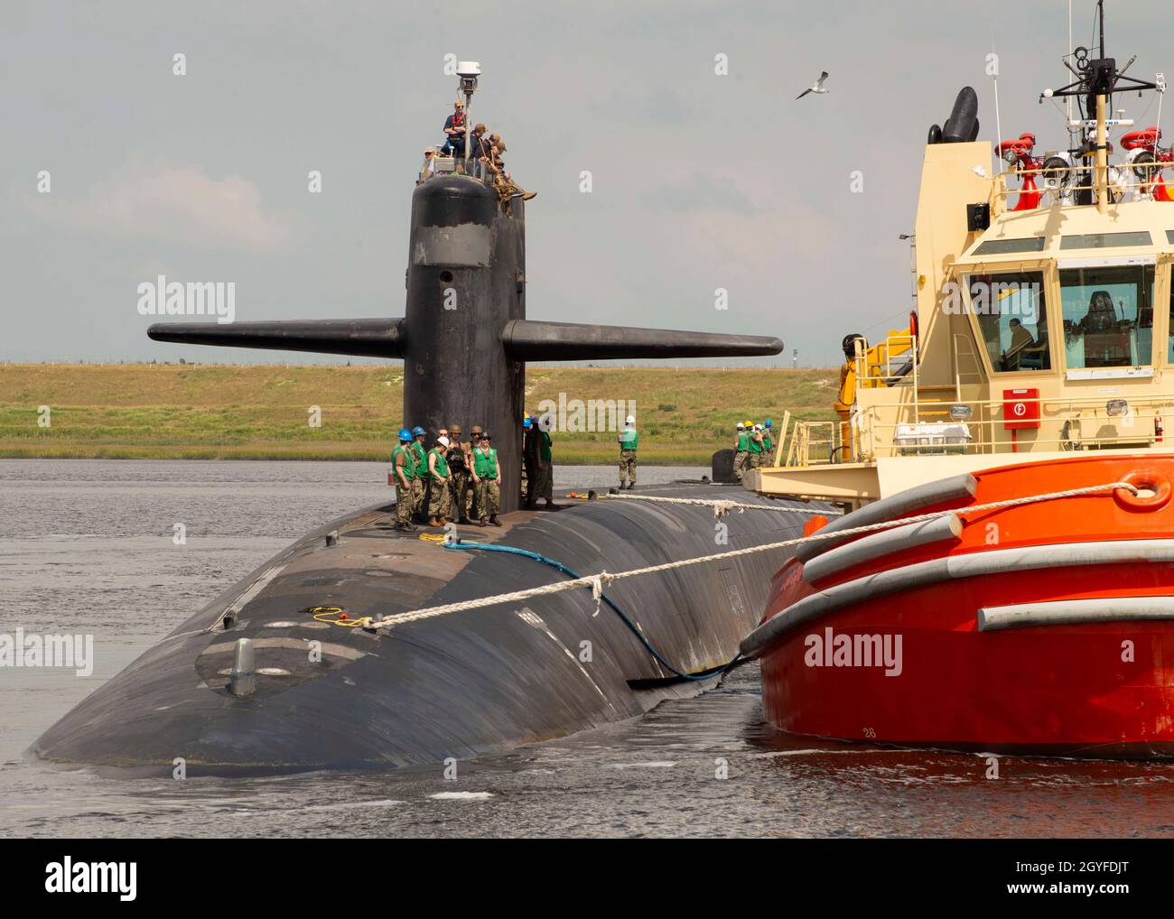 KINGS BAY, GA. (Ott 1, 2021) il sottomarino balistico-missile USS Alaska di classe Ohio (SSBN 732) l'equipaggio d'oro ritorna al suo homeport alla base navale di Kings Bay, Georgia, seguendo una pattuglia deterrente strategica. La nave è uno dei sei sottomarini balistici-missili di stanza alla base ed è in grado di trasportare fino a 20 missili balistici lanciati dal sottomarino con testate multiple. Foto della Marina degli Stati Uniti da Mass Communication Specialist 1a Classe Ashley Berumen (pubblicato). Foto Stock