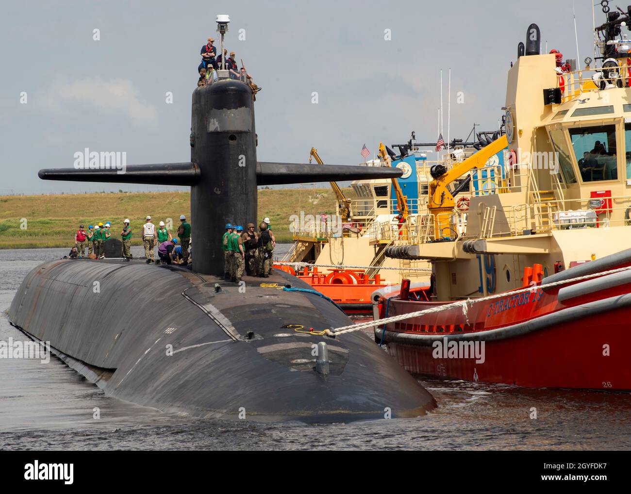 KINGS BAY, GA. (Ott 1, 2021) il sottomarino balistico-missile USS Alaska di classe Ohio (SSBN 732) l'equipaggio d'oro ritorna al suo homeport alla base navale di Kings Bay, Georgia, seguendo una pattuglia deterrente strategica. La nave è uno dei sei sottomarini balistici-missili di stanza alla base ed è in grado di trasportare fino a 20 missili balistici lanciati dal sottomarino con testate multiple. Foto della Marina degli Stati Uniti da Mass Communication Specialist 1a Classe Ashley Berumen (pubblicato). Foto Stock KINGS BAY, GA. (Ott 1, 2021) il sottomarino balistico-missile USS Alaska di classe Ohio (SSBN 732) l'equipaggio d'oro ritorna al suo homeport alla base navale di Kings Bay, Georgia, seguendo una pattuglia deterrente strategica. La nave è uno dei sei sottomarini balistici-missili di stanza alla base ed è in grado di trasportare fino a 20 missili balistici lanciati dal sottomarino con testate multiple. Foto della Marina degli Stati Uniti da Mass Communication Specialist 1a Classe Ashley Berumen (pubblicato). Foto Stock