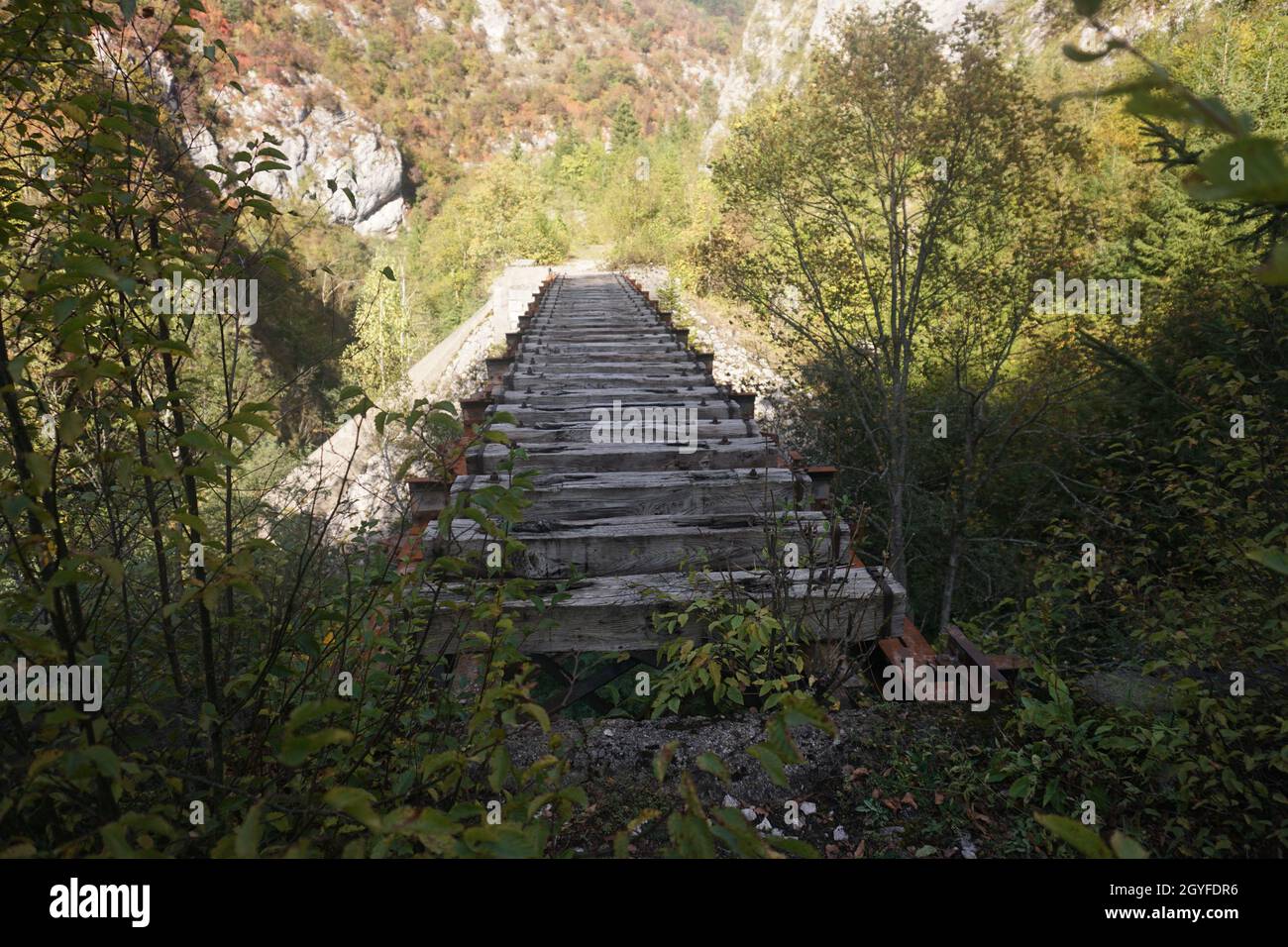 Binari in legno sul sentiero Ciro da Sarajevo a pale, Bosnia 2020 Foto Stock