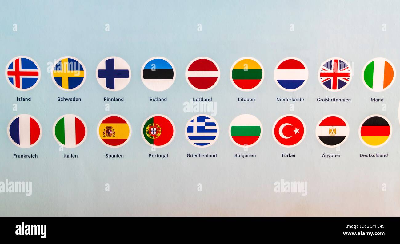 Dall'aeroporto di Brema al mondo intero. Bandiere di paese rotonde. Grecia Danimarca Spagna Italia Foto Stock