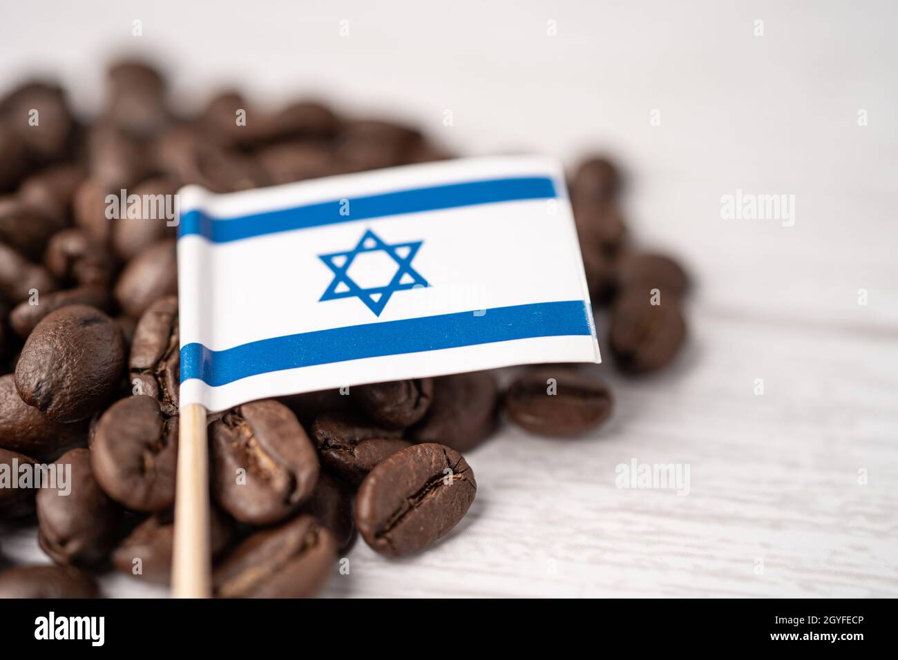 Bandiera Isarael sui chicchi di caffè; concetto di importazione di bevande alimentari. Foto Stock