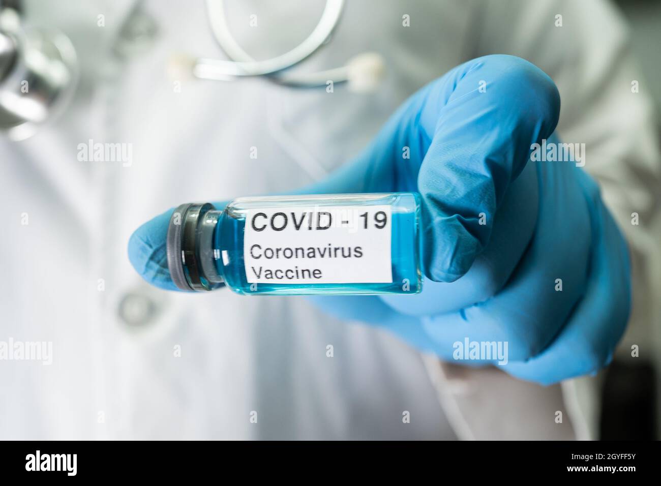 Coronavirus Covid-19 vaccino sviluppo medico con siringa per uso medico per il trattamento di pazienti affetti da malattie polmonari. Foto Stock