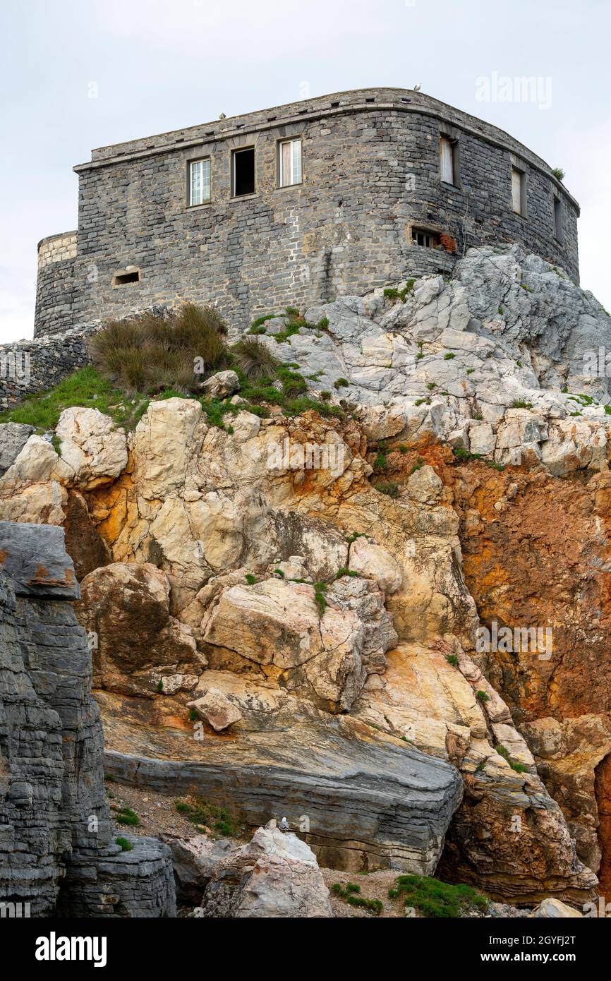 Vista delle rovine del Castello di Doriow sulla Grotta di Byron nella Baia dei Poeti, Portovenere, Riviera Italiana, Italia Foto Stock