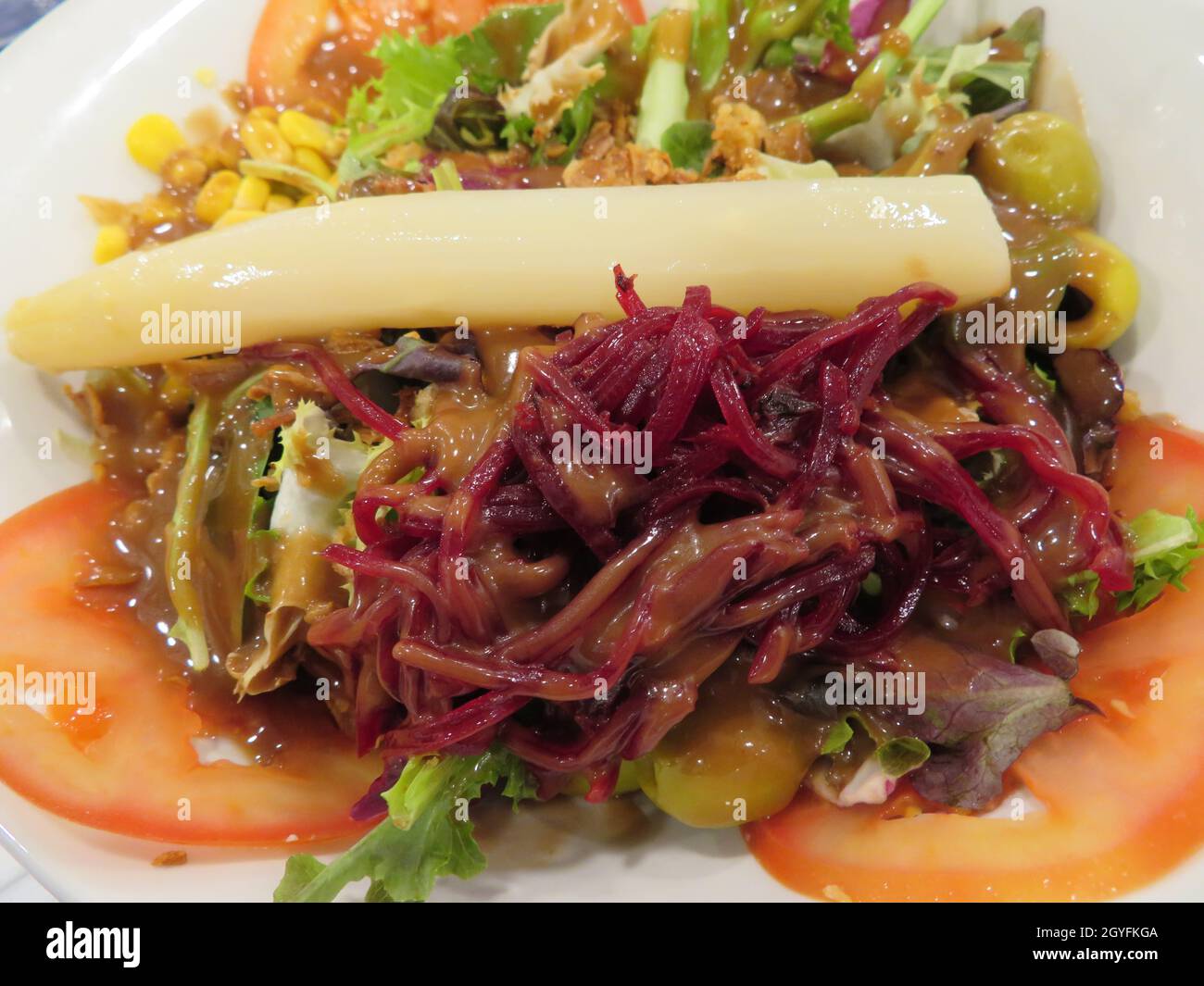 deliziosa insalata di lattuga verdure mais barbabietola naturale pomodoro Foto Stock