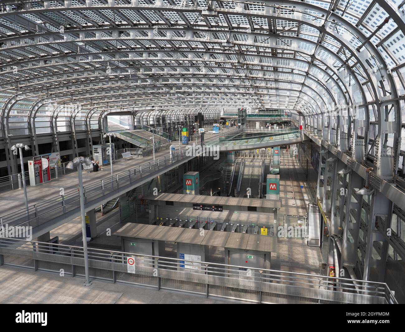 TORINO, ITALIA - CIRCA AGOSTO 2021: Stazione ferroviaria Torino porta Susa Foto Stock