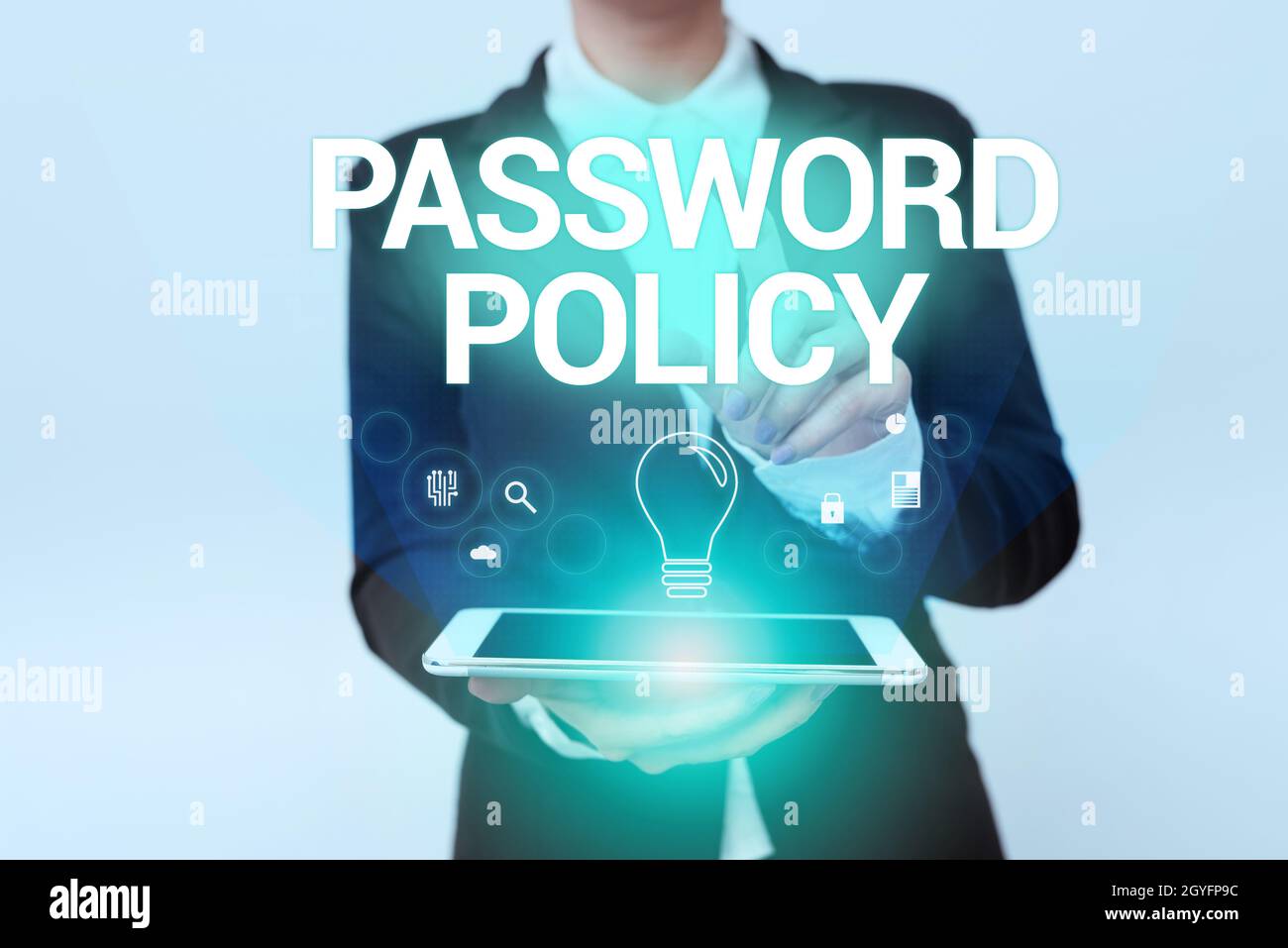 Testo della scrittura Password Policy, Conceptual photo prima linea di protezione contro qualsiasi accesso non autorizzato Donna in Uniform Holding Mobile Phone Show Foto Stock