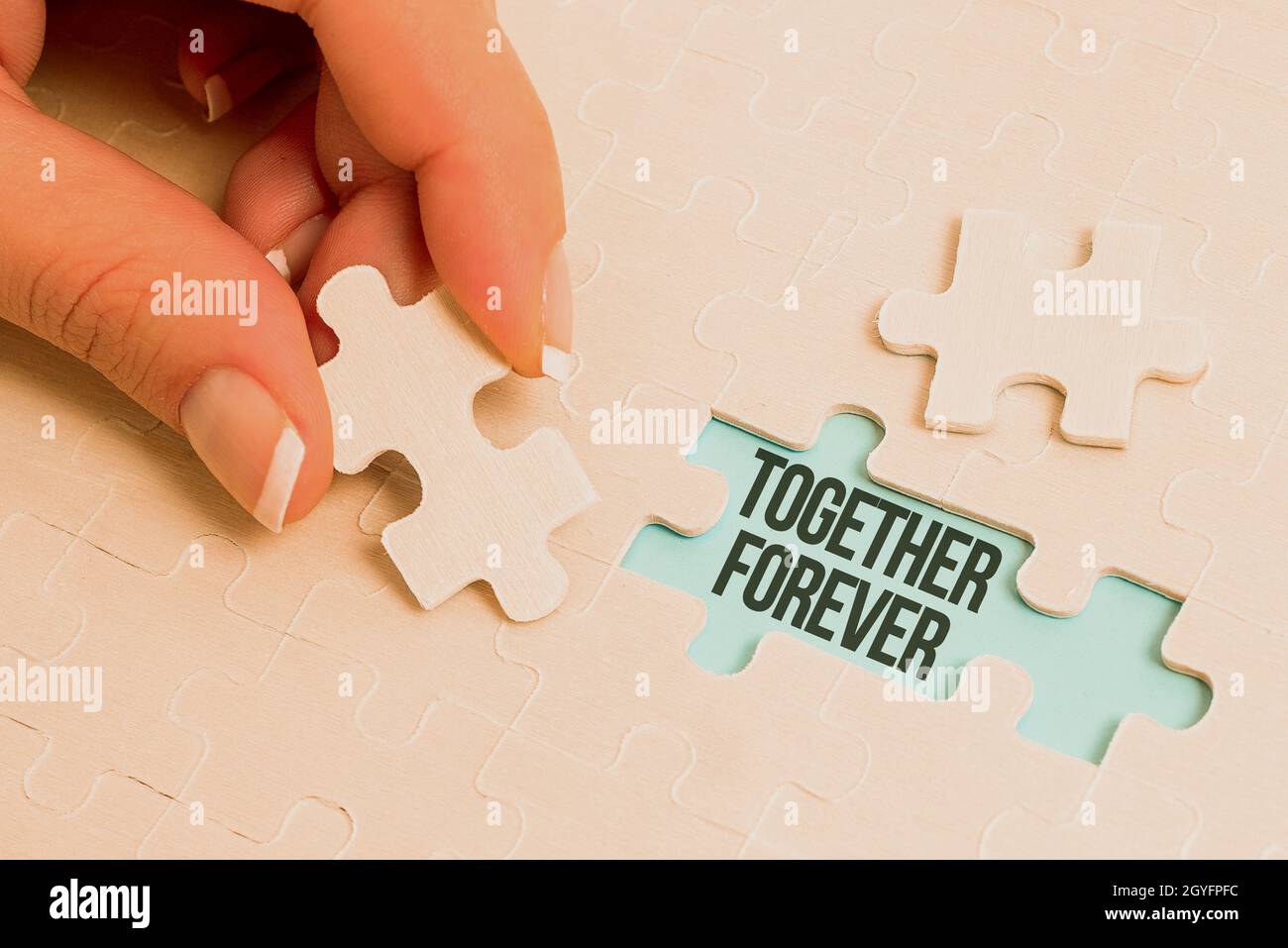Segno di testo che mostra insieme per sempre, vetrina aziendale che mostra chi promette di amarsi l'un l'altro per l'eternità costruire un bianco incompiuto Jigsaw Pattern Foto Stock