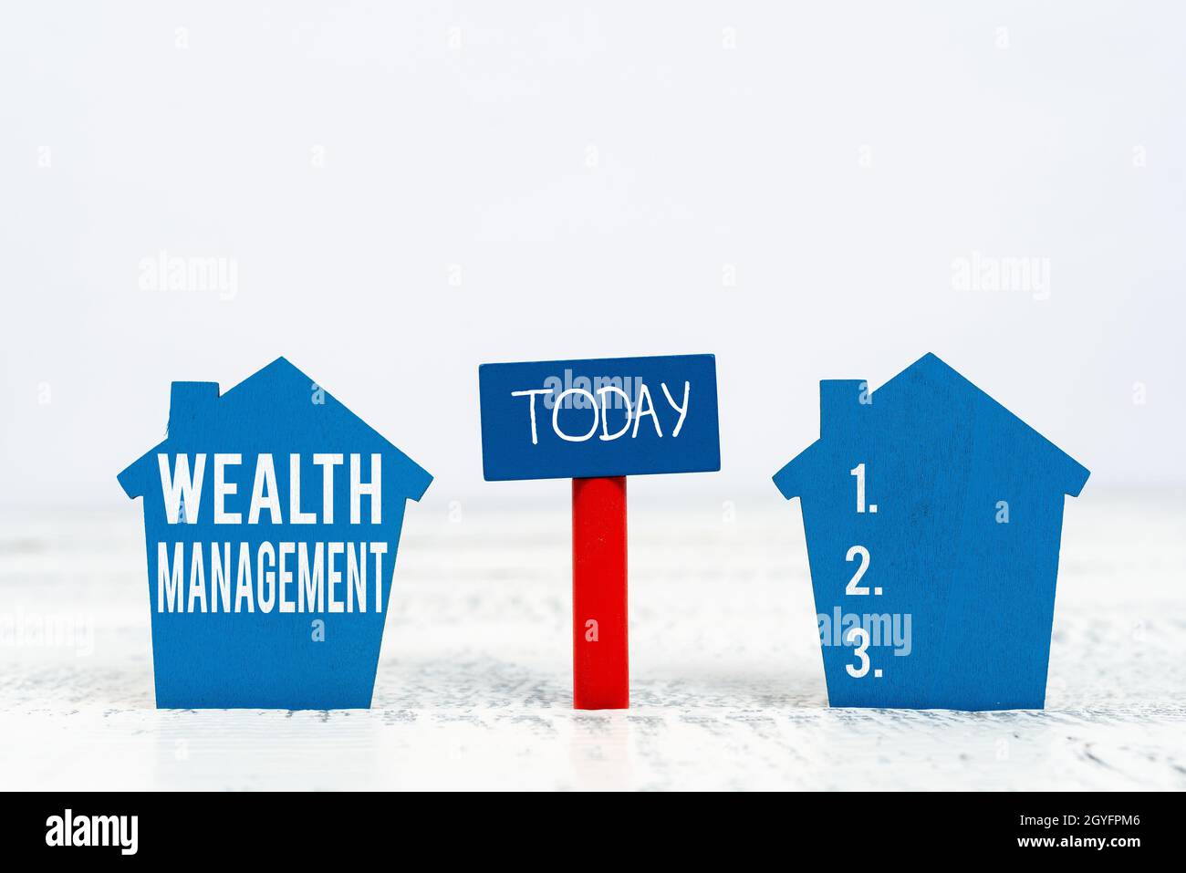 Cartello di testo che mostra Wealth Management, concetto che significa performance tracking dei fondi come per il mercato regolare che presenta Real Estate Business, creazione Foto Stock