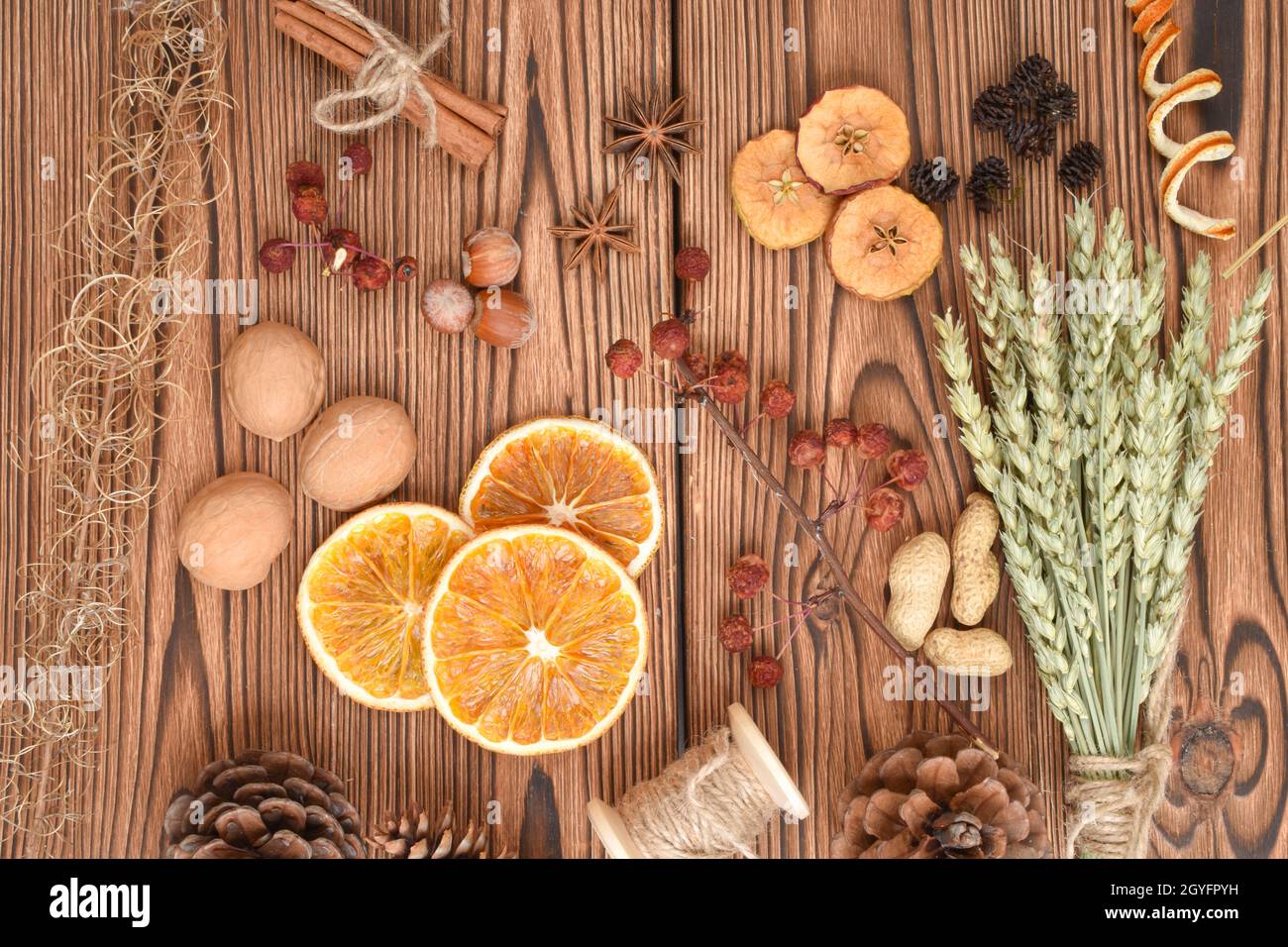 Fiori secchi per la creatività dei bambini. Materiale naturale per eco-design. Zero sprechi. Confezione ecologica per regali con le tue mani. Foto Stock