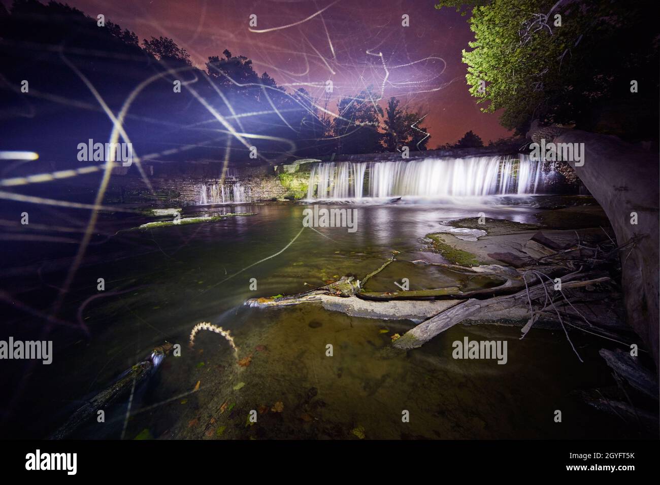 Sentieri di luci spettrali al crepuscolo vicino alle cascate Cataract Falls Foto Stock