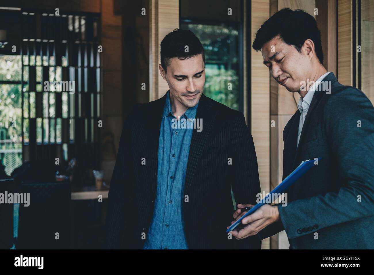 Persona d'affari presente ad investitore professionale che lavora nuovo progetto di start up. I responsabili finanziari incontrano e discutono dei dati di analisi sui grafici Foto Stock