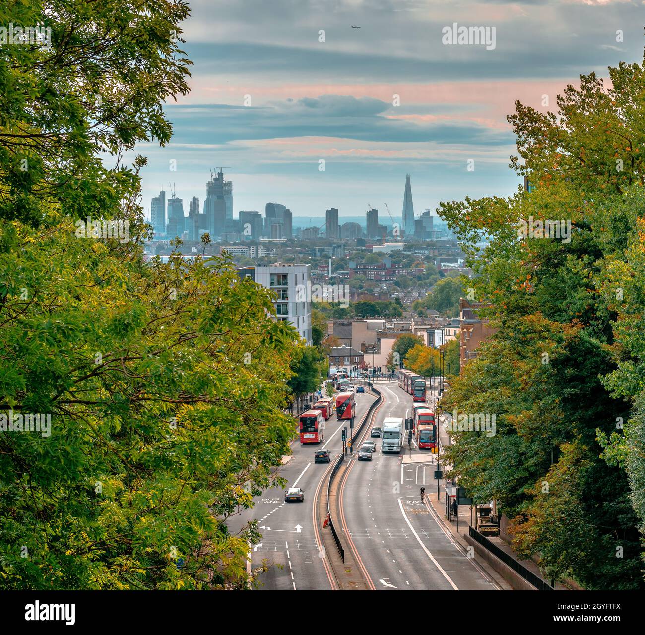 La A1 e lo skyline di Londra dal ponte Hornsey Lane. Il ponte è infame come un ponte suicida, a causa di una serie di suicidi commessi qui Foto Stock