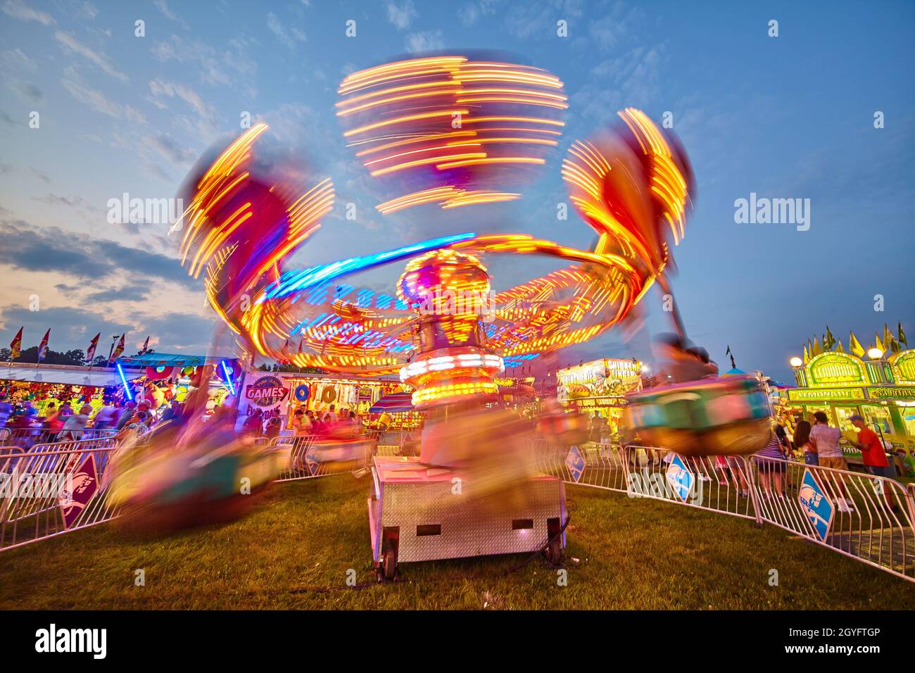 Cavalcata discreta con una sfocatura di colore e movimento Foto Stock