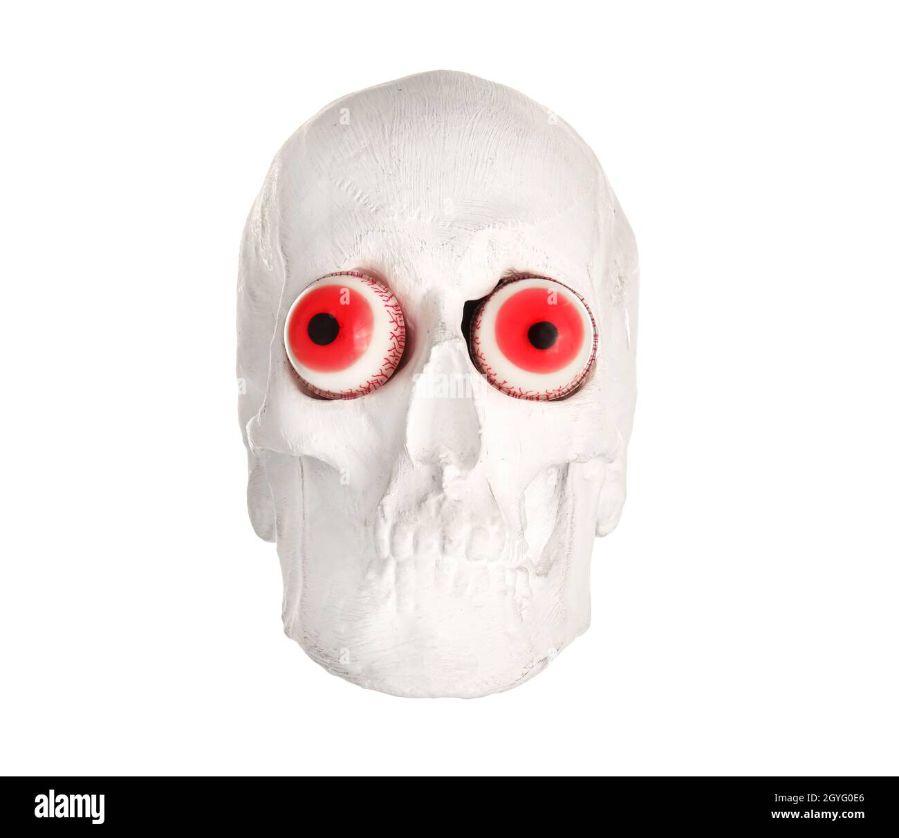 Cranio umano con occhi falsi su sfondo bianco Foto Stock