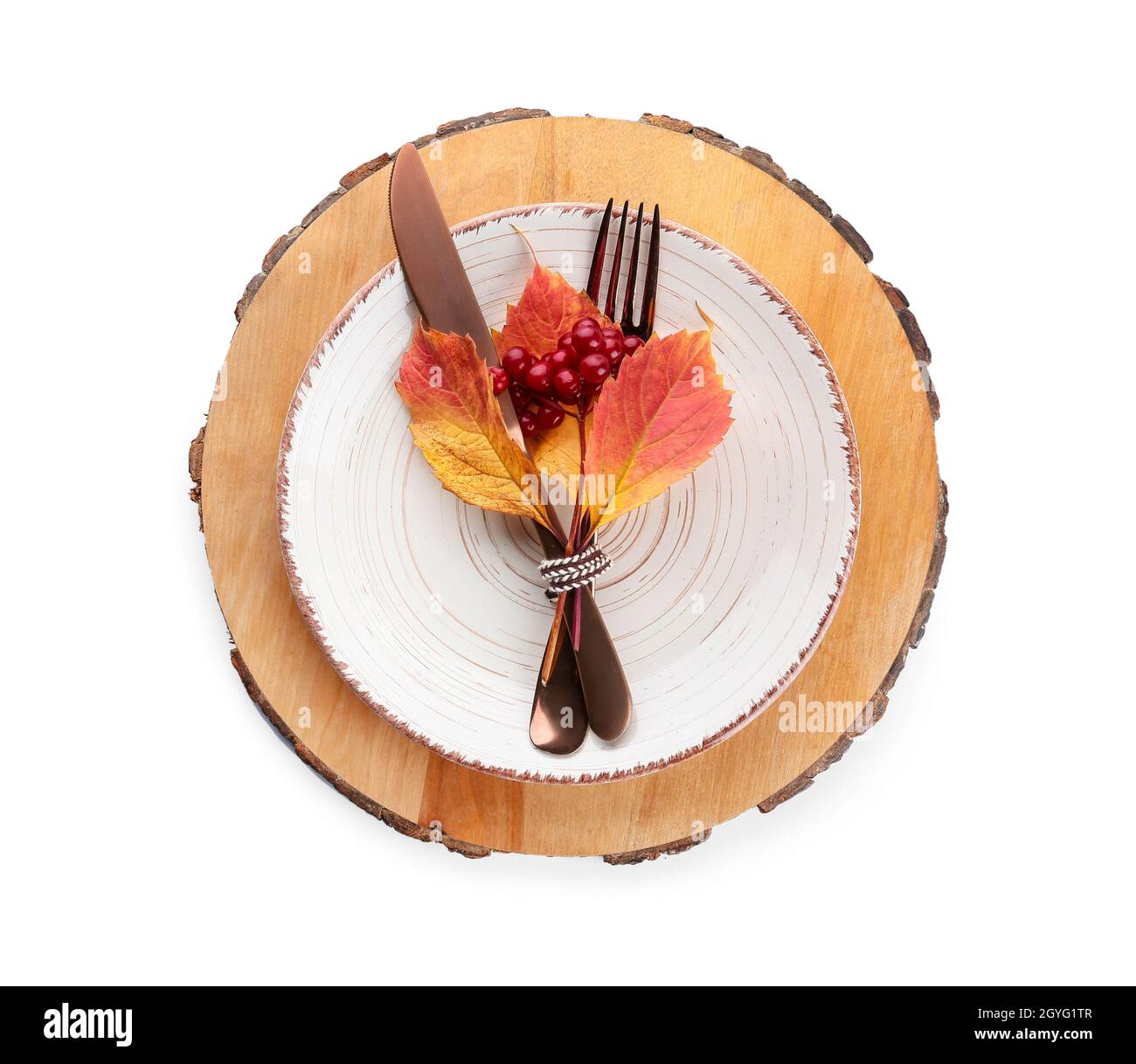 Tavolo per il ringraziamento con posate e foglie autunnali su sfondo bianco Foto Stock