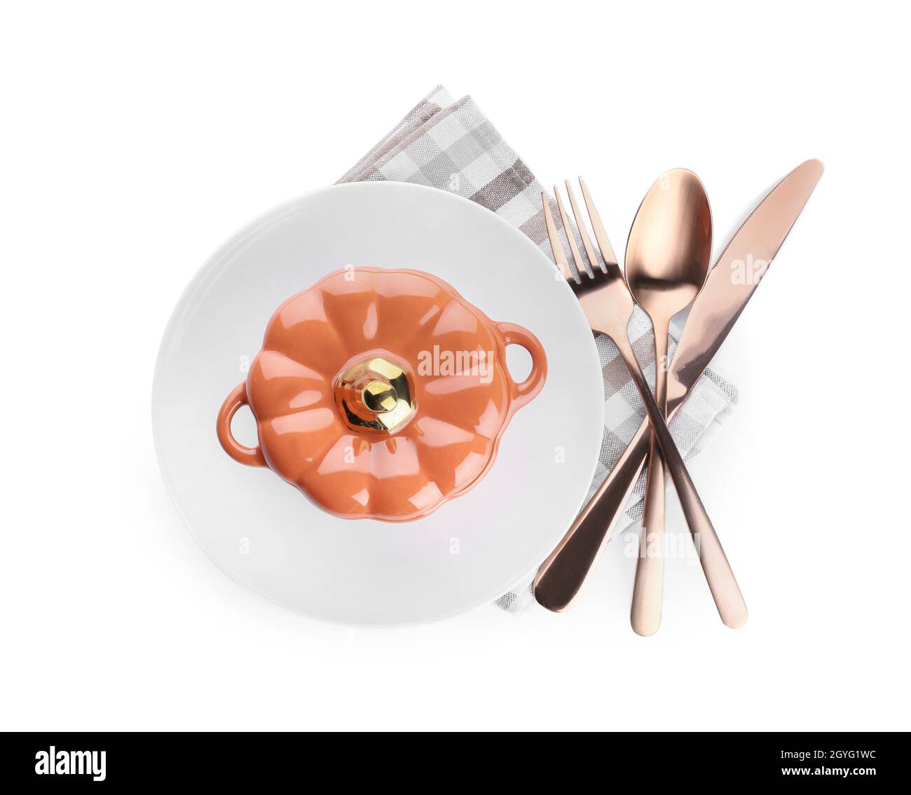 Tavolo per il ringraziamento con zucca, tovagliolo e posate su sfondo bianco Foto Stock