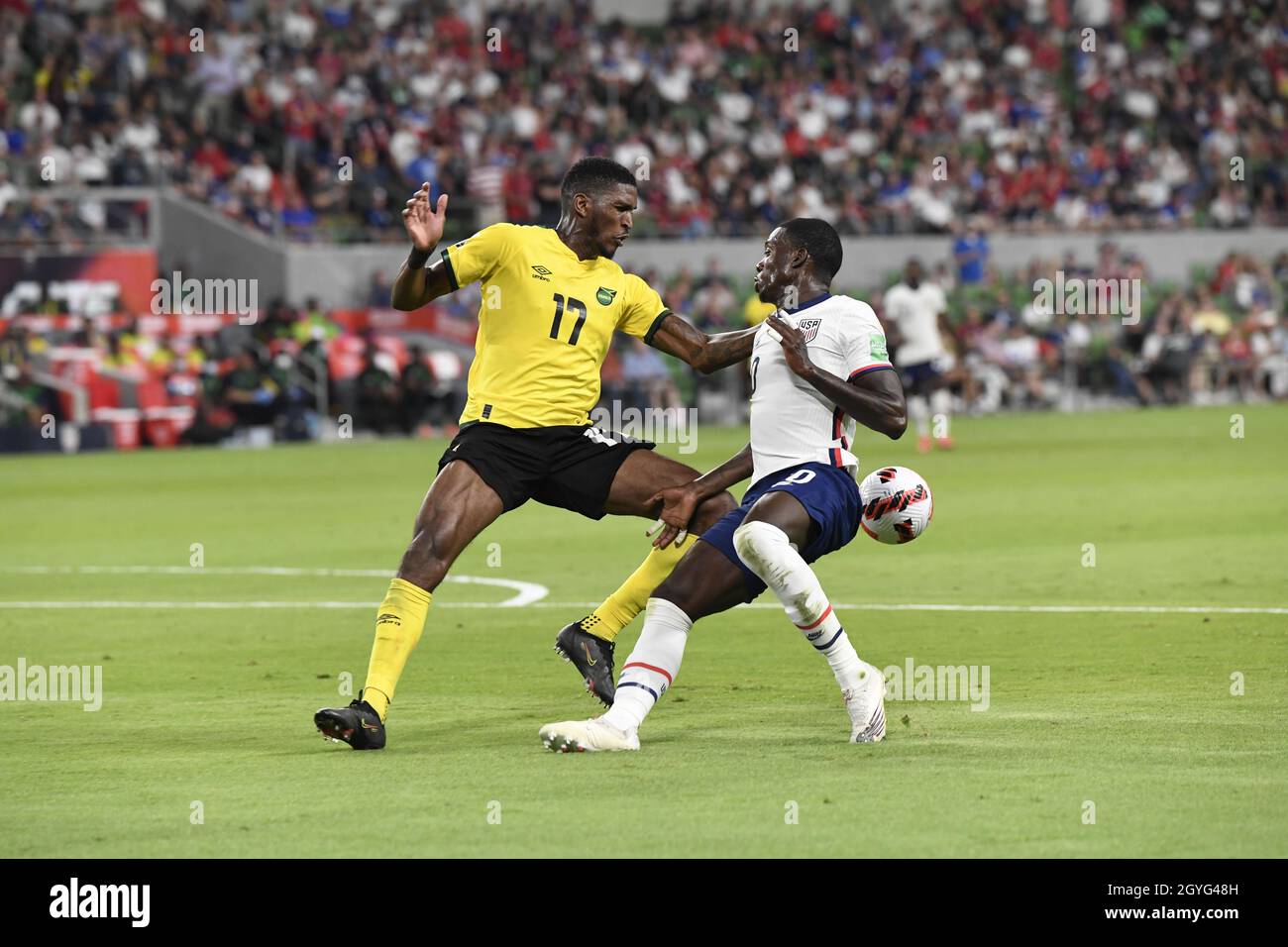 Texas, Stati Uniti. 7 ottobre 2021: Il TIM WEAH degli Stati Uniti si scontra con IL numero 17 DI DAMION LOWE della Giamaica nella seconda metà della partita di calcio statunitense Men's National Team (UNMNT) al Q2 Stadium di Austin. La serie è un qualificatore della Coppa del mondo. Gli Stati Uniti hanno shutout Giamaica, 2-0 nella partita esaurito. Credit: Bob Daemmrich/Alamy Live News Foto Stock