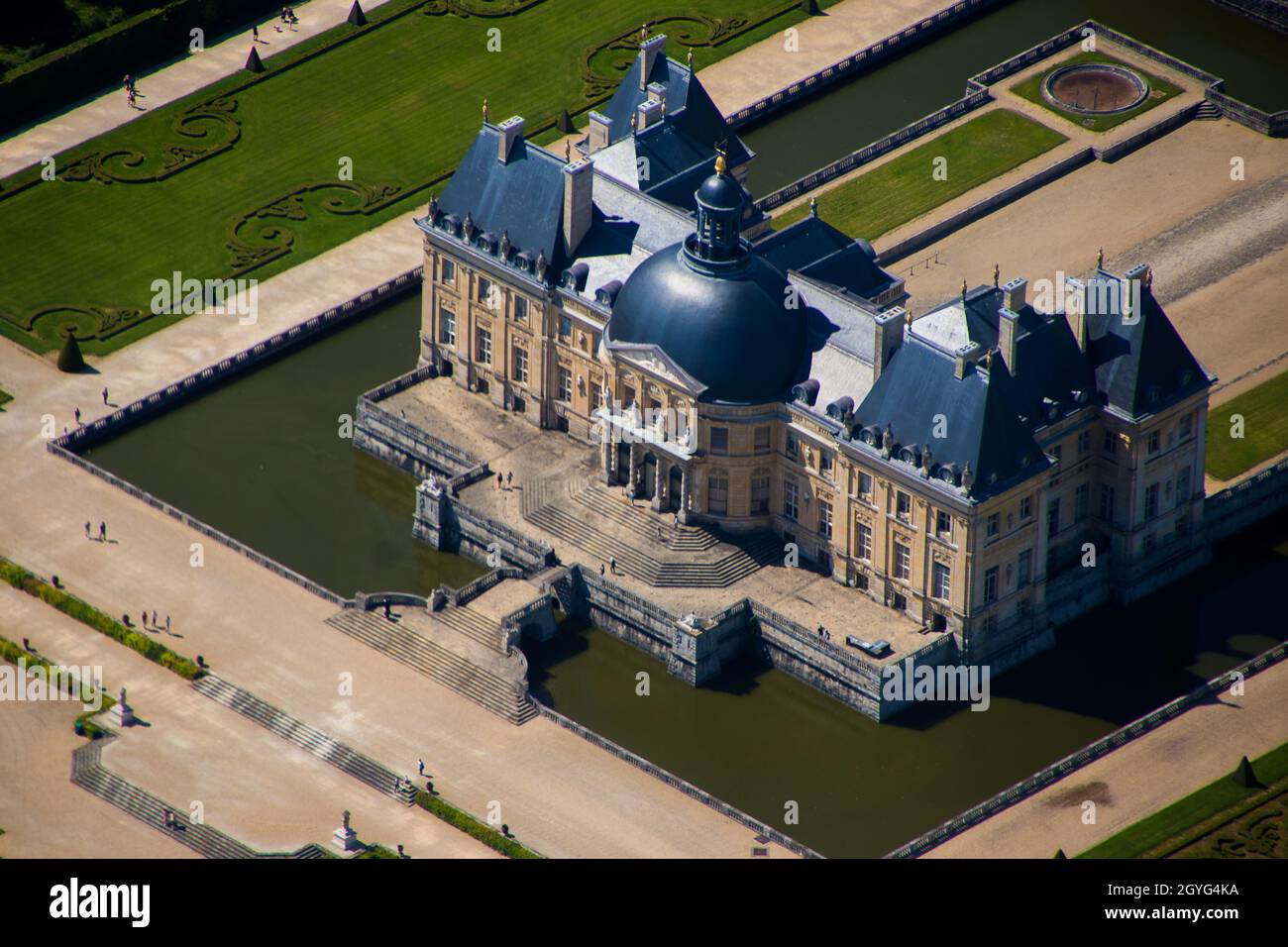 Veduta aerea del castello e fossato di Vaux le Vicomte vicino a Parigi e Melun in Senna e Marna, Francia - Palazzo classico costruito da Nicolas Fouquet, superi Foto Stock