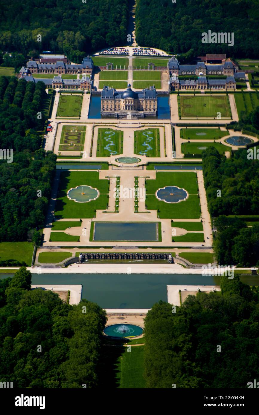 Veduta aerea del castello e giardini di Vaux le Vicomte vicino a Parigi e Melun in Senna e Marna, Francia - Palazzo classico costruito da Nicolas Fouquet Foto Stock