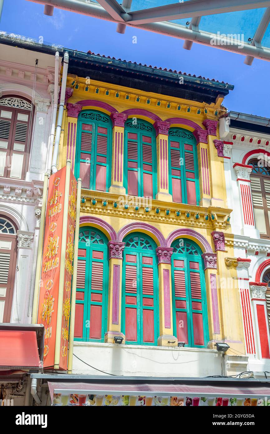 Piccola India a Singapore. Le porte colorate con chiusura sono la normale architettura qui. Foto Stock