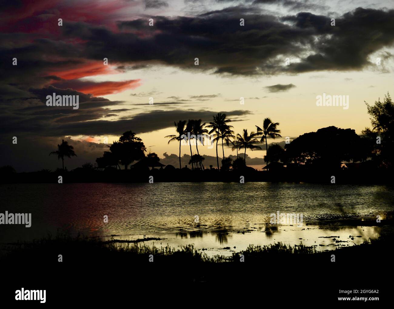 Rielezione del cielo dopo il tramonto attraverso gli stagni di sale vicino Hanapepe. Questa foto è stata scattata durante l'inverno quando gli stagni sono allagati. Foto Stock