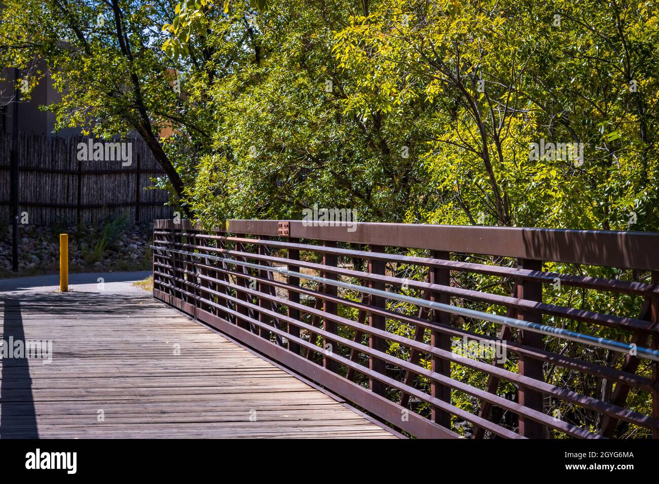 Un ponte pedonale sul fiume Santa Fe nel New Mexico Foto Stock