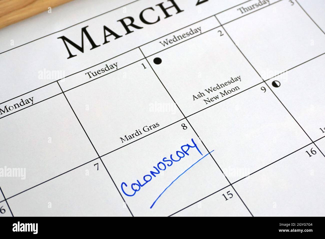 Appuntamento colonscopia scritto su un calendario di marzo, che è colorettale cancro consapevolezza mese. Foto Stock