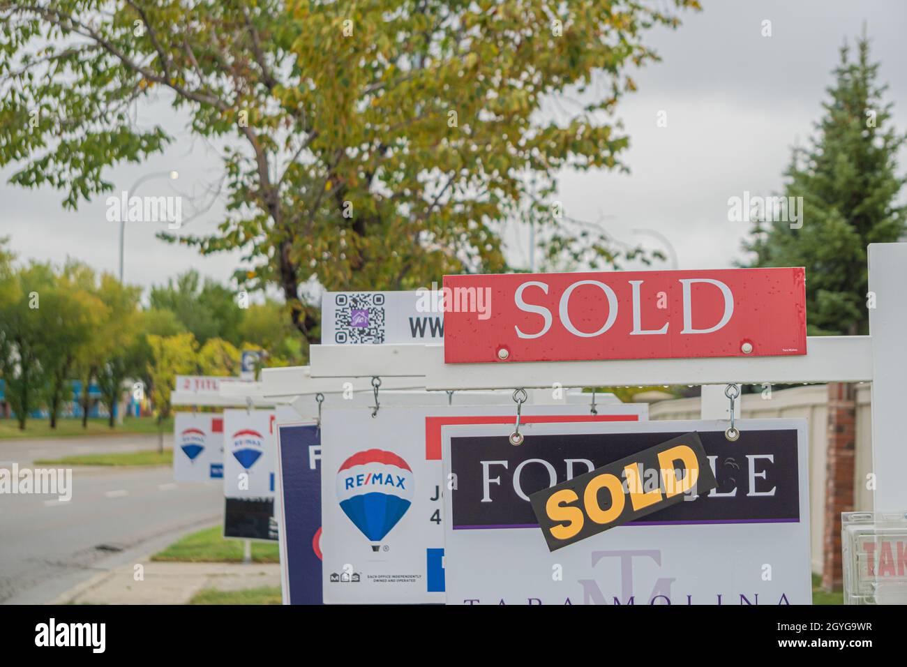 11 Settembre 2020 - Calgary Alberta Canada - Immobili in vendita insegne su una strada Foto Stock