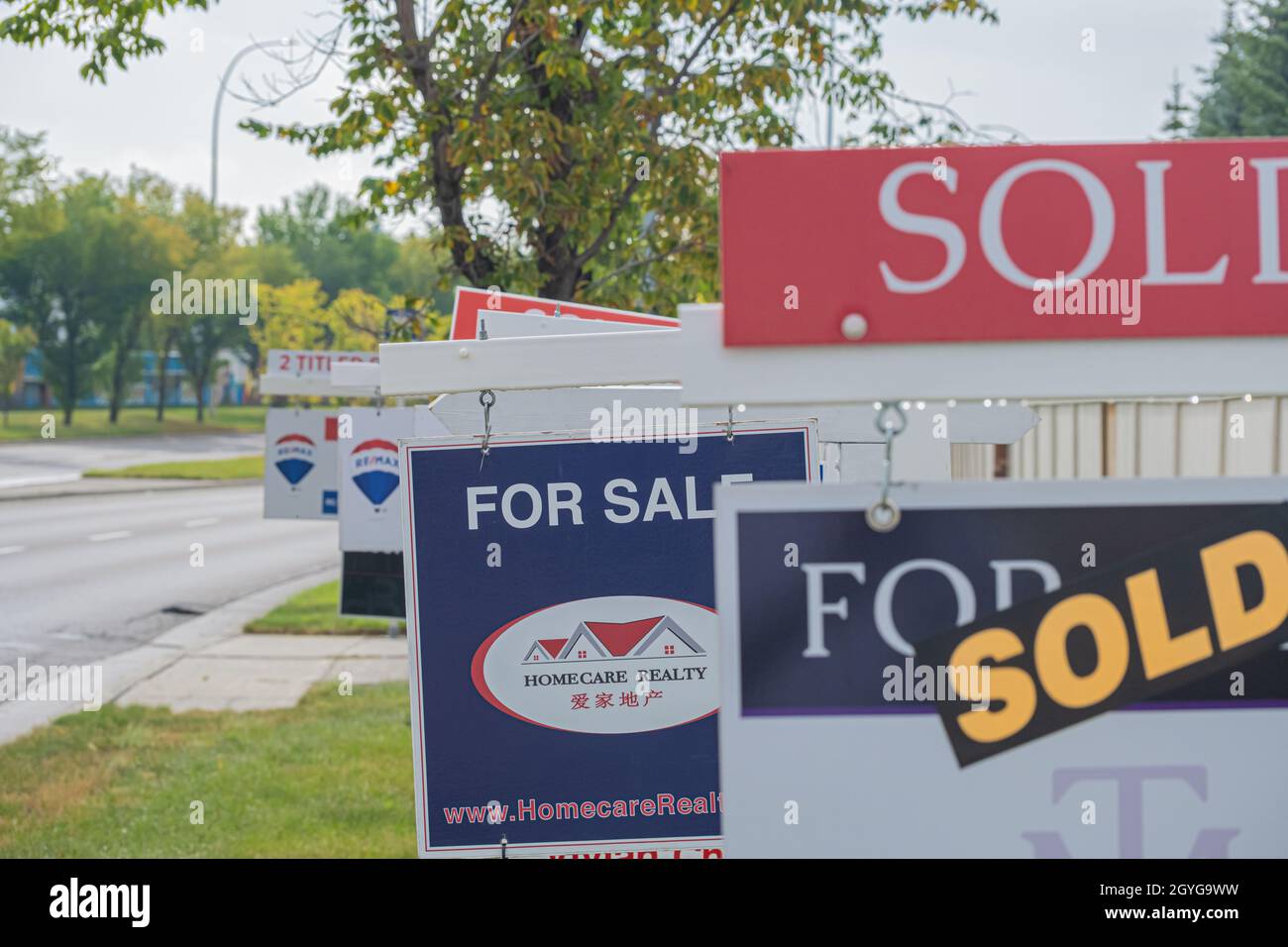 11 Settembre 2020 - Calgary Alberta Canada - Immobili in vendita insegne su una strada Foto Stock