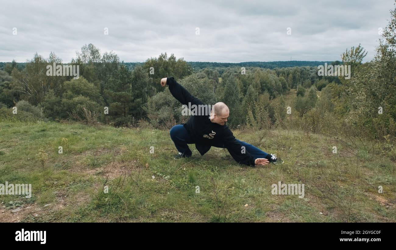 L'uomo caucasico è impegnato tradizionale cinese ginnastica qigong e tai chi Foto Stock
