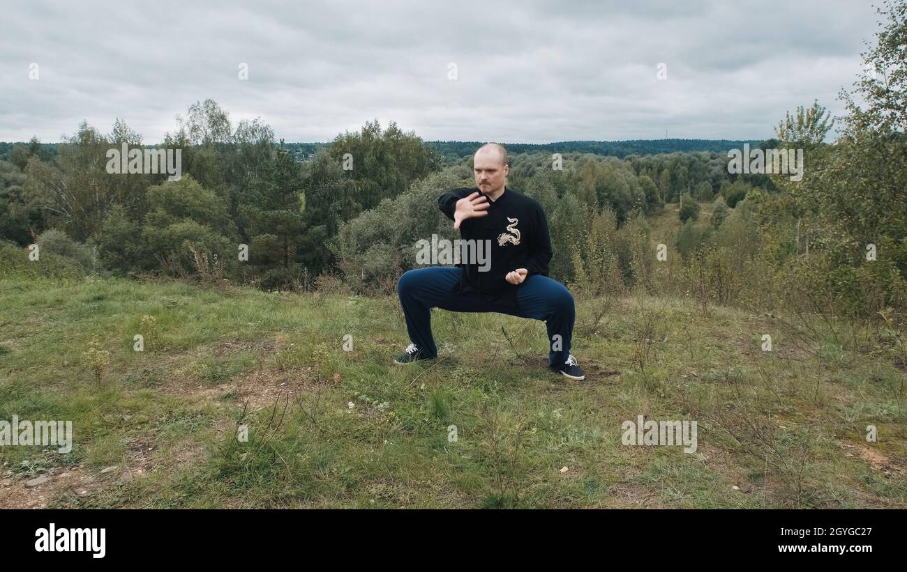 L'uomo caucasico è impegnato tradizionale cinese ginnastica qigong e tai chi Foto Stock