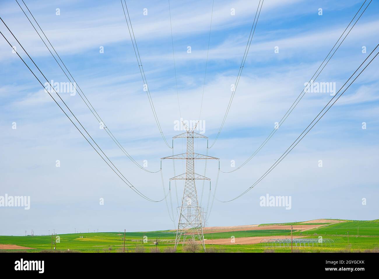 Pilone dell'azzurro del cielo. Grande pilone tiro dalla distanza contro il cielo blu brillante con cavi di sinistra e di destra Foto Stock