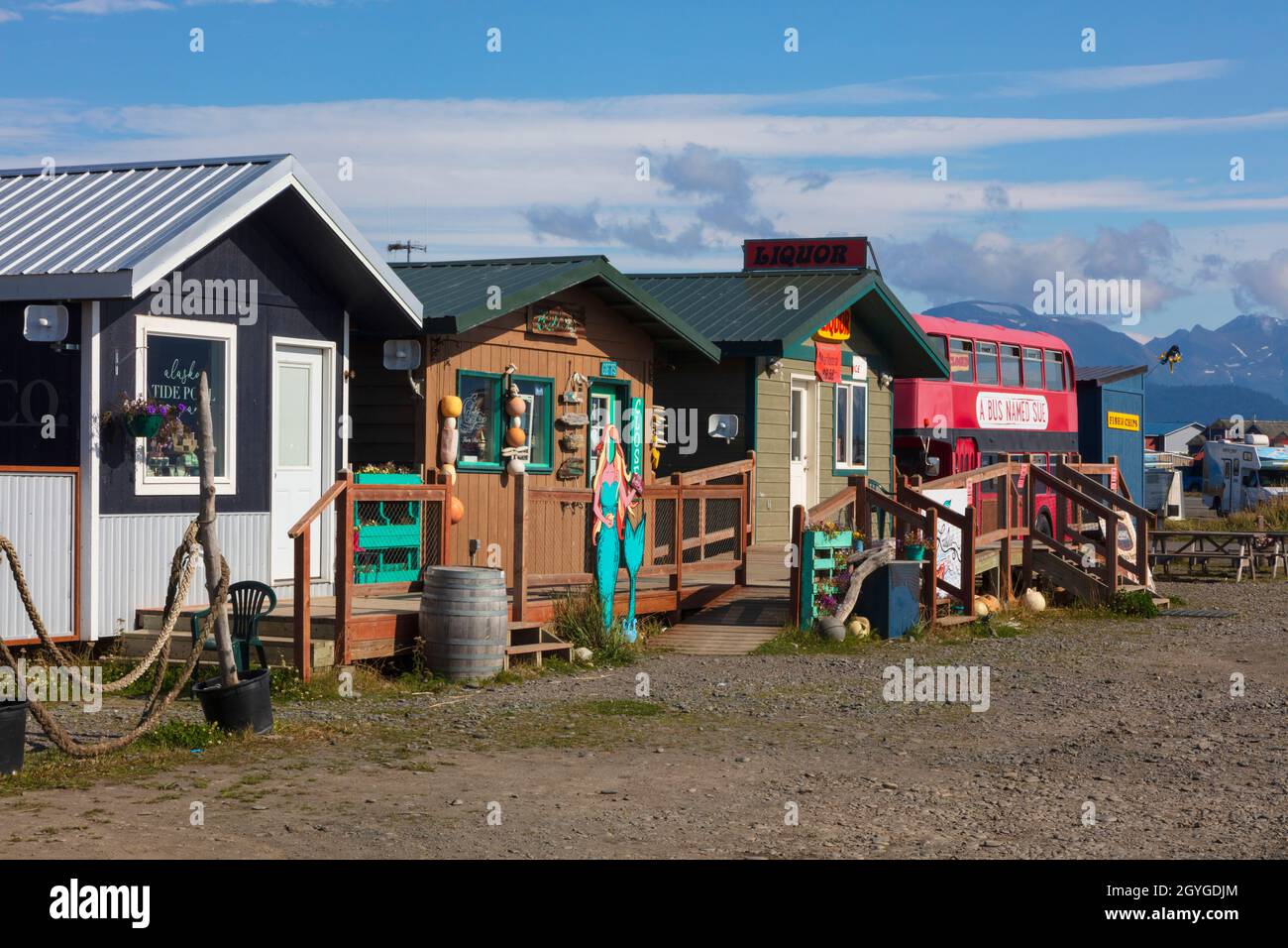 Negozi turistici e un autobus di nome sue sul Homer spit - ALASKA Foto Stock