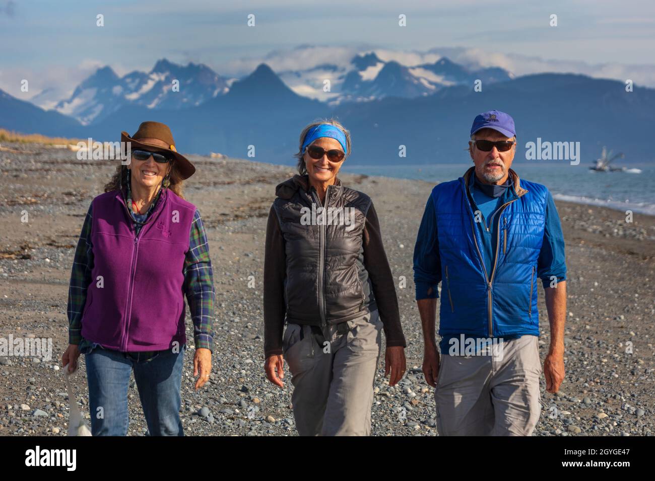 I turisti camminano sullo spiedino con una vista della BAIA DI KACHEMAK e della catena montuosa di Chugach e del Parco Statale di Kachemak Bay - HOMER, ALASKA Foto Stock