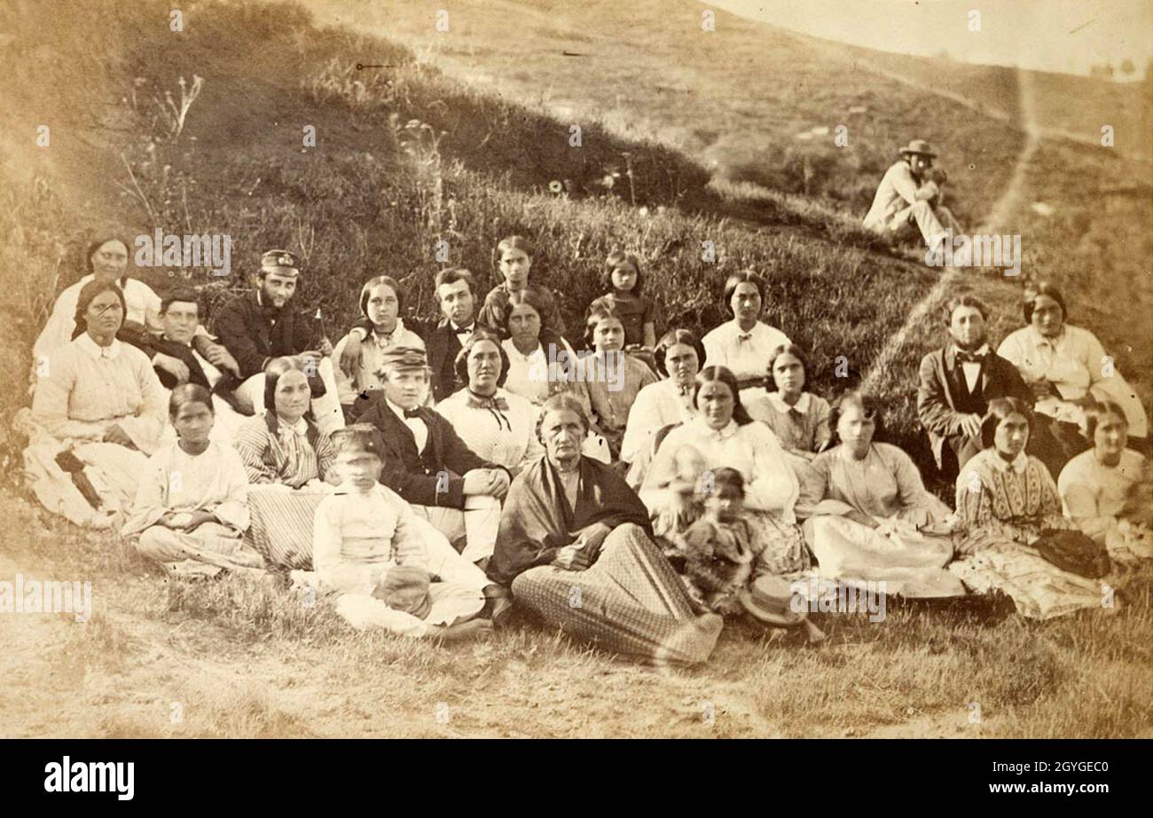 Ritratto di gruppo degli ultimi isolani di Pitcairn a Norfolk con ufficiali di HMS Pelorus, circa 1861. Queste persone sarebbero discendenti dei mutineer di Bounty Foto Stock