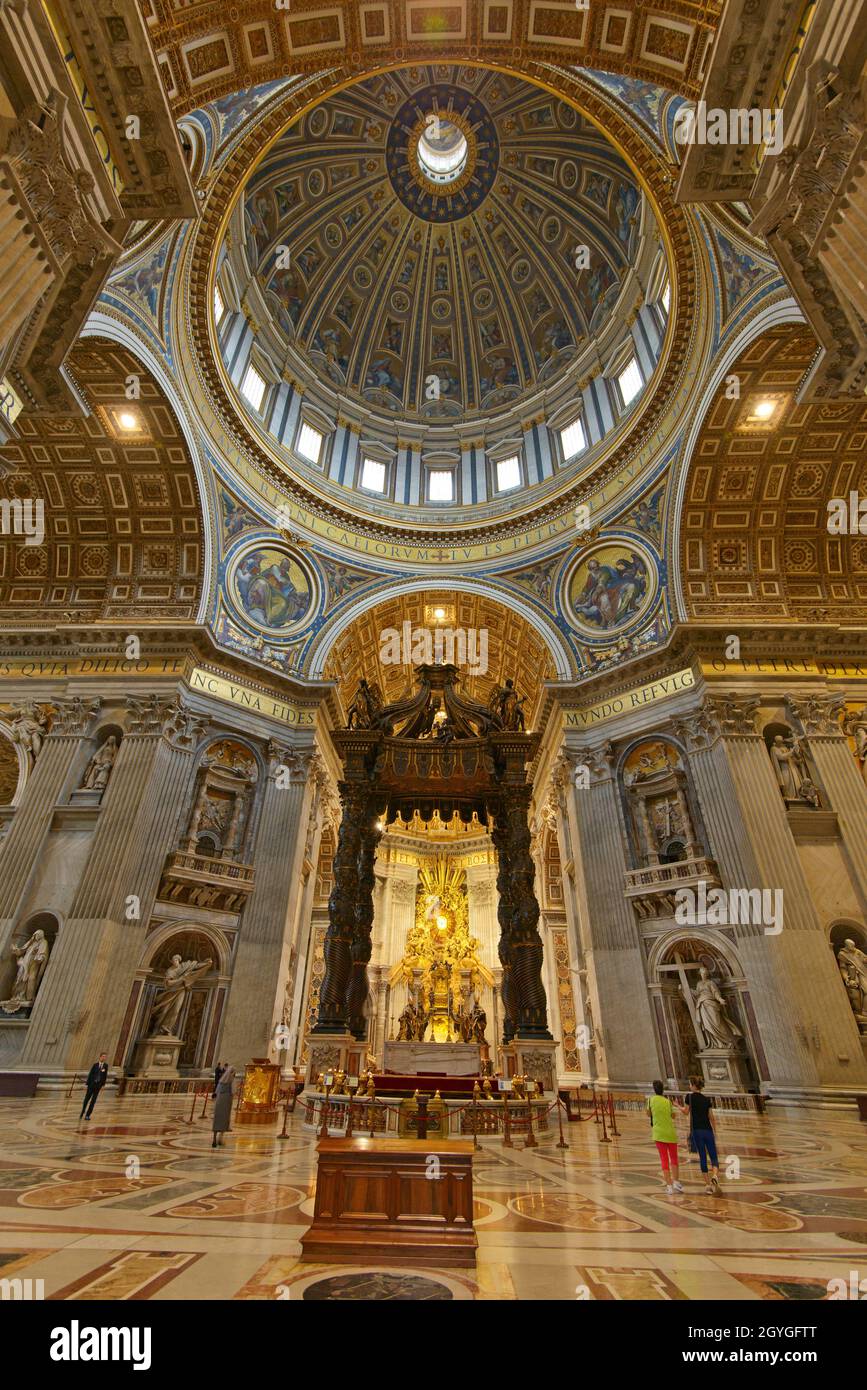 ITALIA, LAZIO, ROMA, VATICANO, IL BALDACCHINO DEL BERNINI E LA CUPOLA DEL CORO DI S. BASILICA DI PIETRO (BASILICA DI SAN PIETRO) Foto Stock
