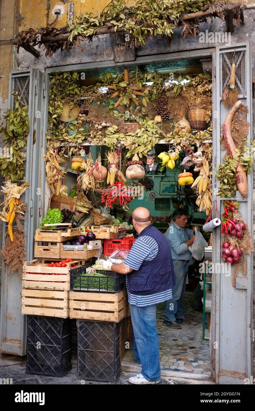 ITALIA, CAMPANIA, NAPOLI, VENDITORE DI FRUTTA E VERDURA Foto Stock