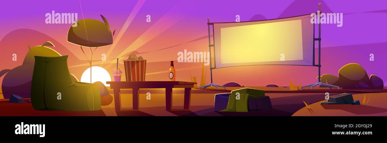 Cinema all'aperto al tramonto paesaggio estivo, cinema all'aperto con sedia Beanbag, birra, secchio di pop corn sul tavolo basso davanti di grande schermo all'aperto sul crepuscolo sfondo Cartoon illustrazione vettoriale Illustrazione Vettoriale