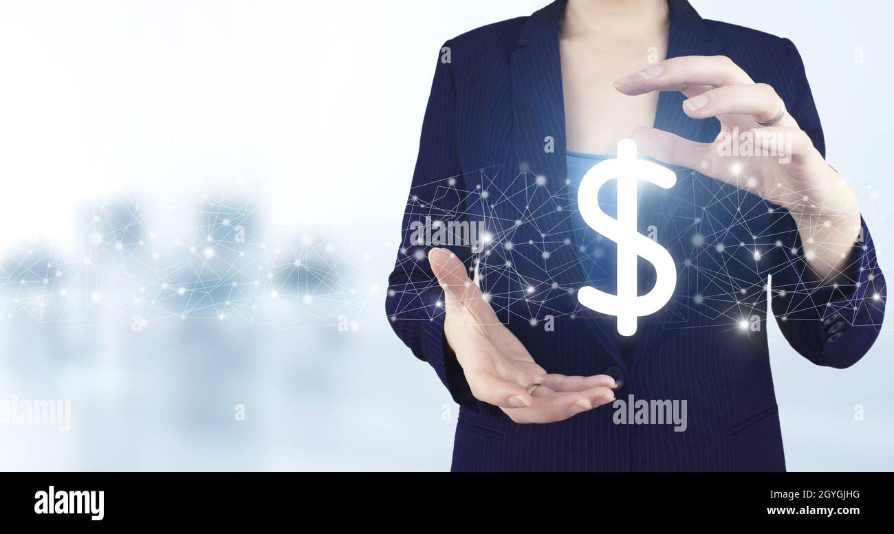 Investimento finanziario internazionale di successo Concept.Two mano che tiene l'icona del dollaro olografico virtuale con sfondo sfocato chiaro. Valuta virtuale Foto Stock