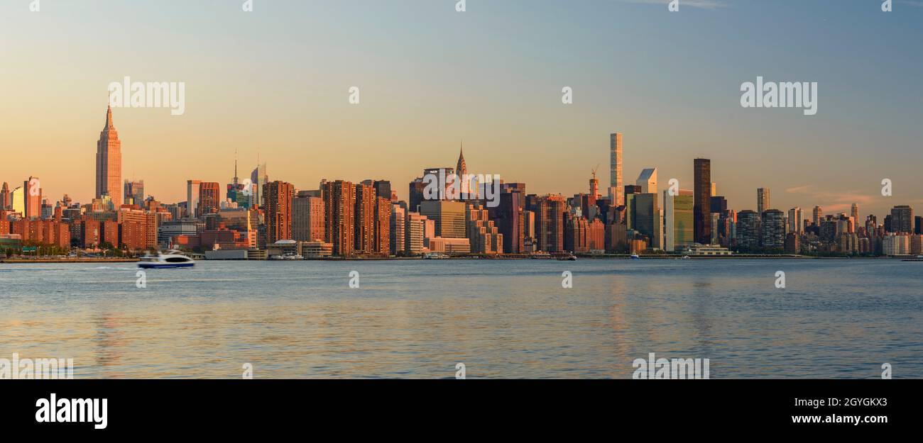 STATI UNITI, NEW YORK, BROOKLYN, EAST-RIVER E MANHATTAN DA WILLIAMSBURG Foto Stock