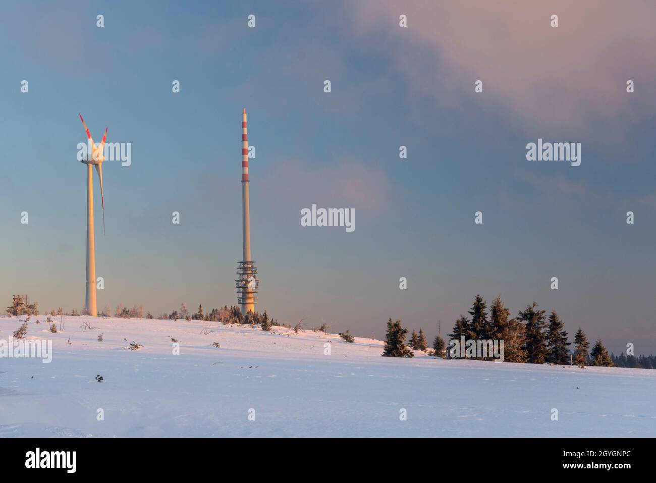 GERMANIA, BADEN-WUERTTEMBERG, TURBINA EOLICA E LA TORRE TRASMETTITORE S?DWINDRUNDFUNK (SWR) IN CIMA A HORNISGRINDE IN INVERNO (1,164 METRI) Foto Stock